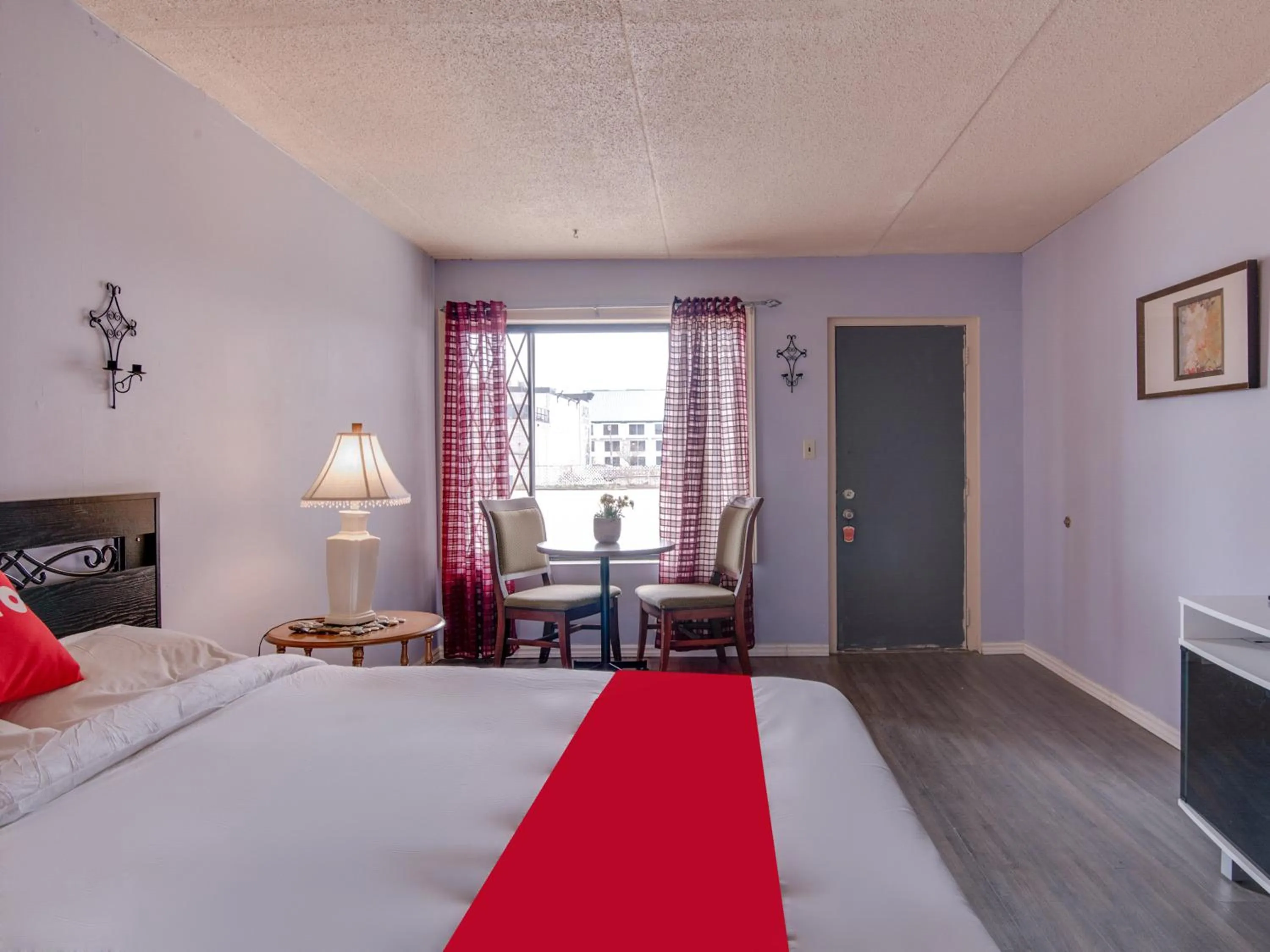 Bedroom in Falls Inn Near Casino Niagara By OYO