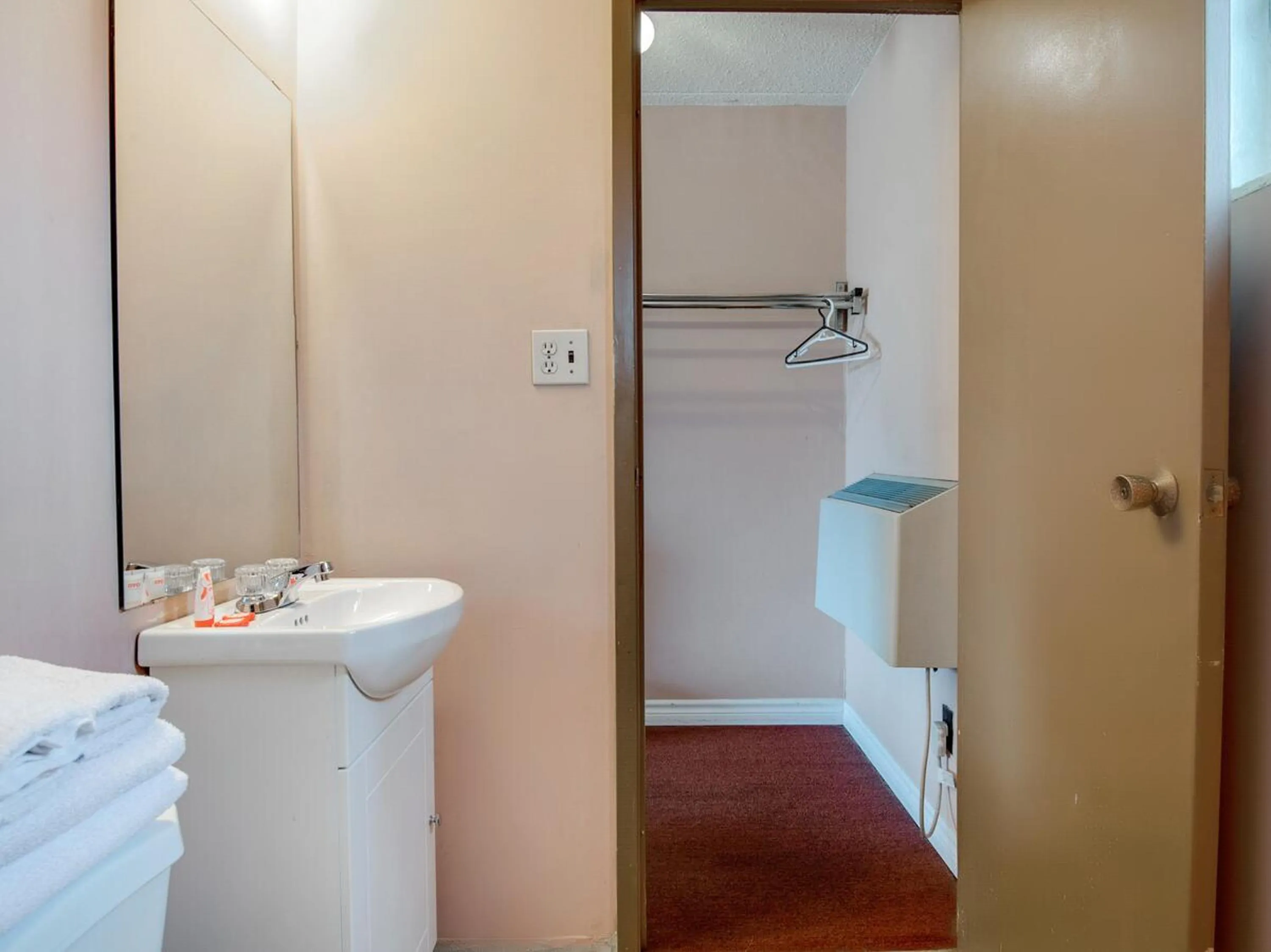 Bathroom in Falls Inn Near Casino Niagara By OYO