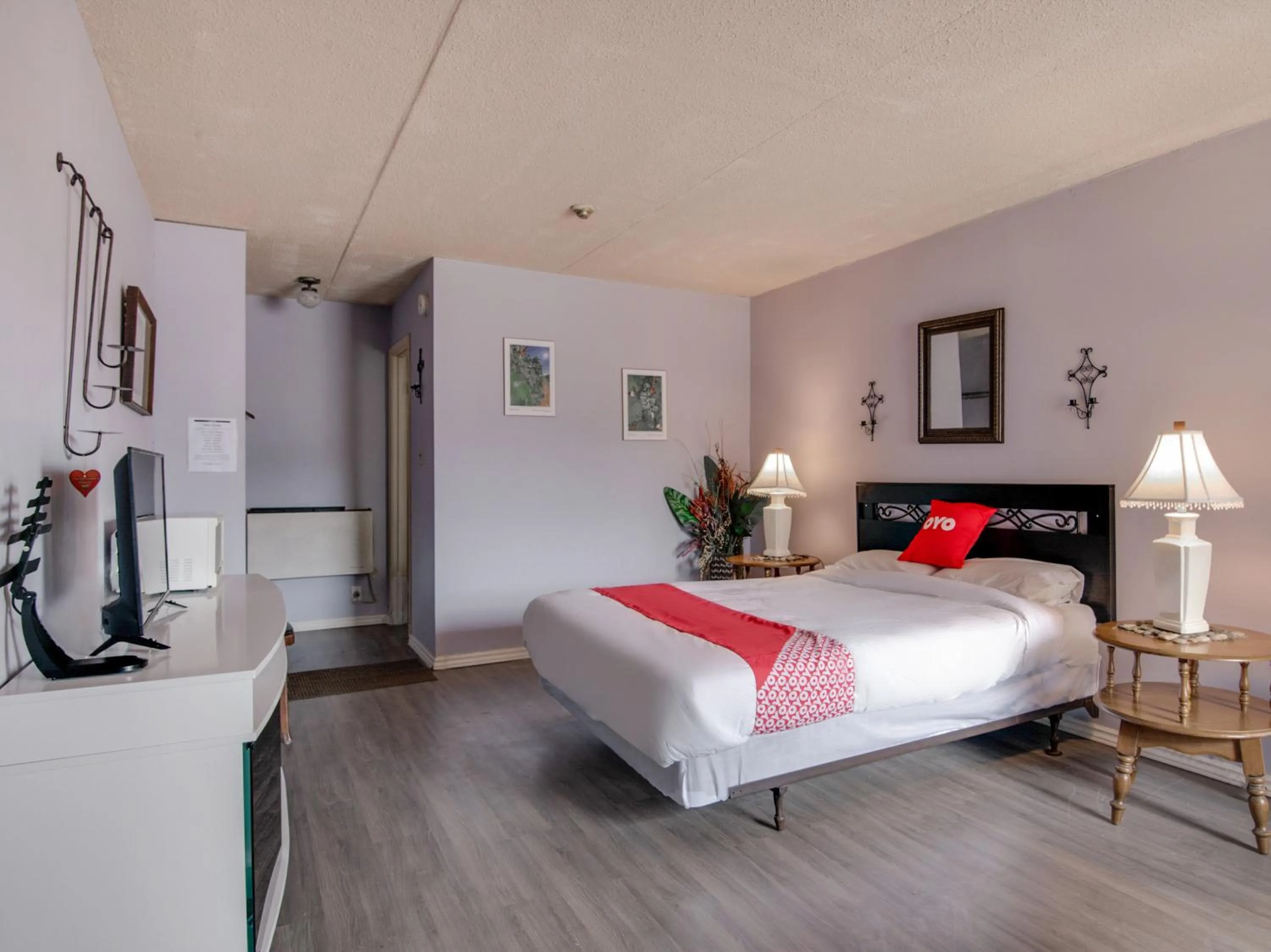 Bedroom in Falls Inn Near Casino Niagara By OYO