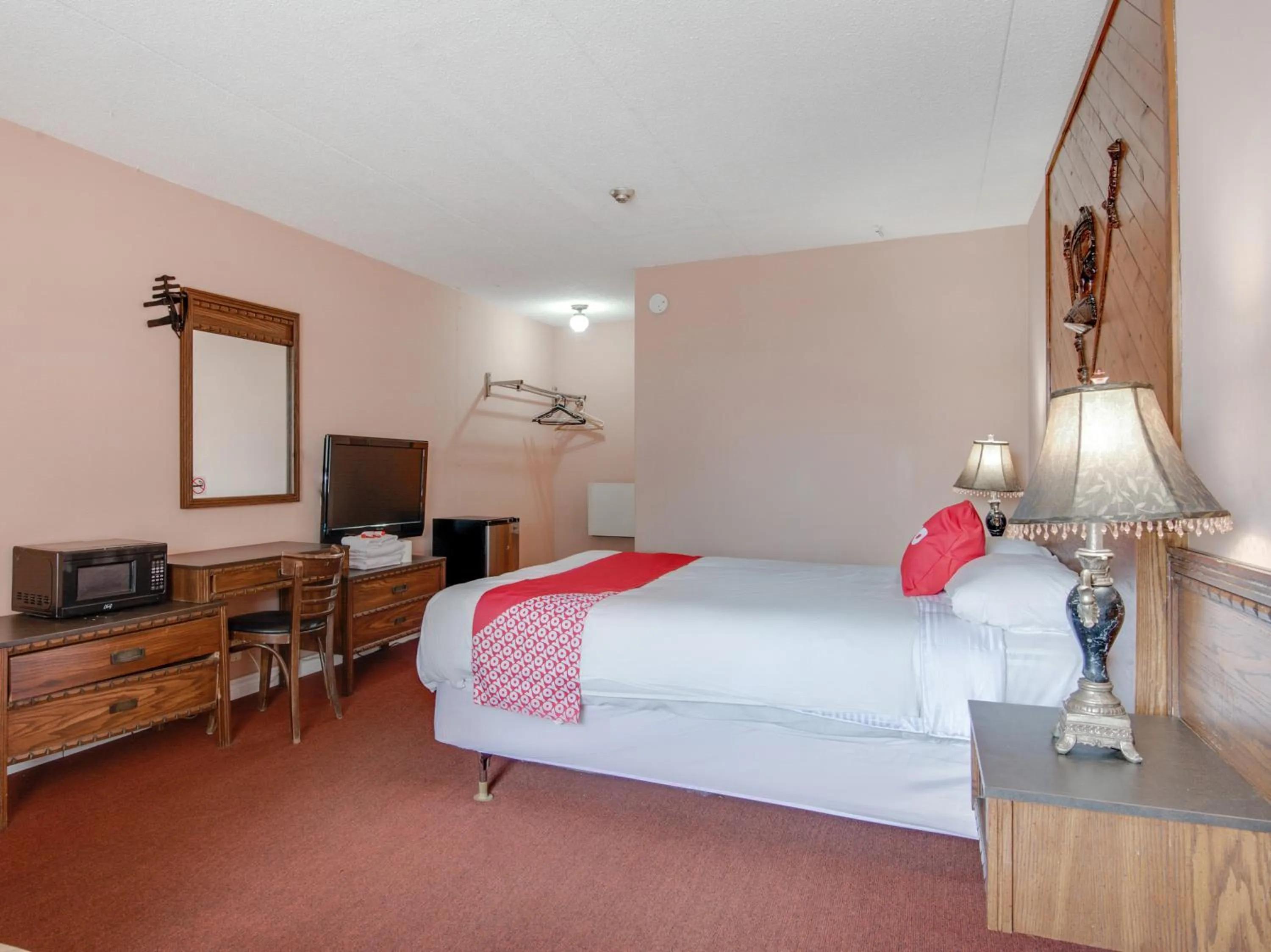 Bedroom in Falls Inn Near Casino Niagara By OYO