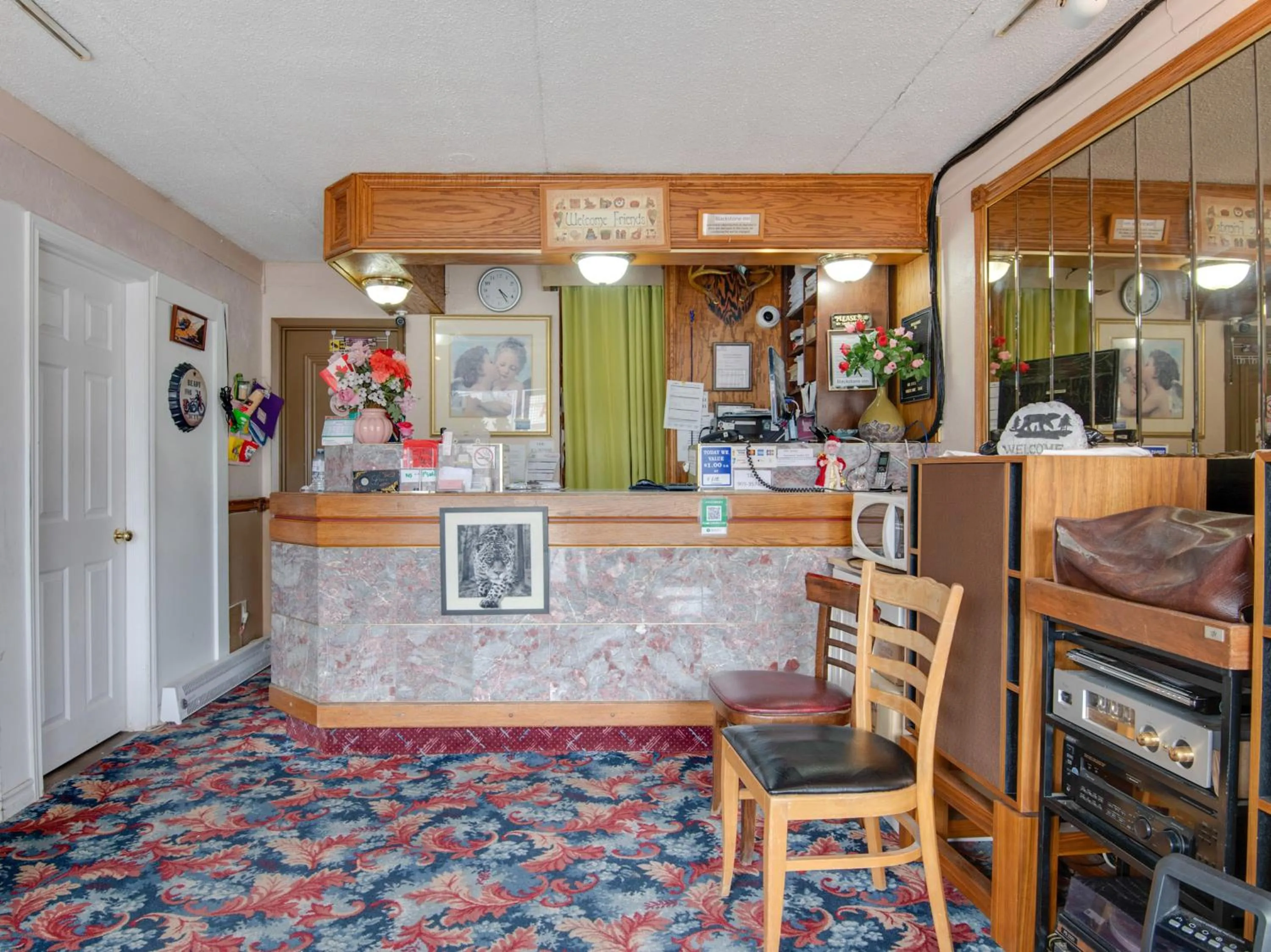 Lobby or reception in Falls Inn Near Casino Niagara By OYO