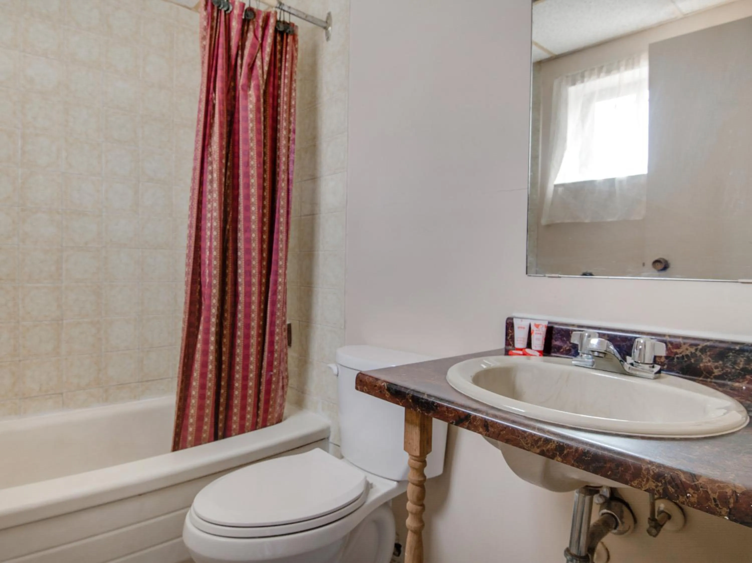 Bathroom in Falls Inn Near Casino Niagara By OYO