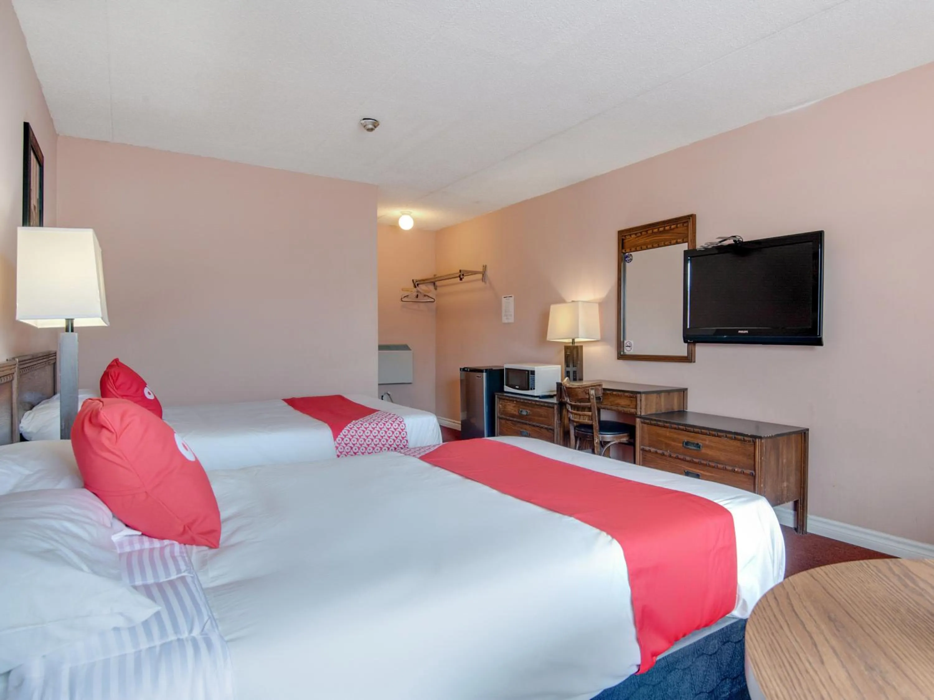 Bedroom in Falls Inn Near Casino Niagara By OYO