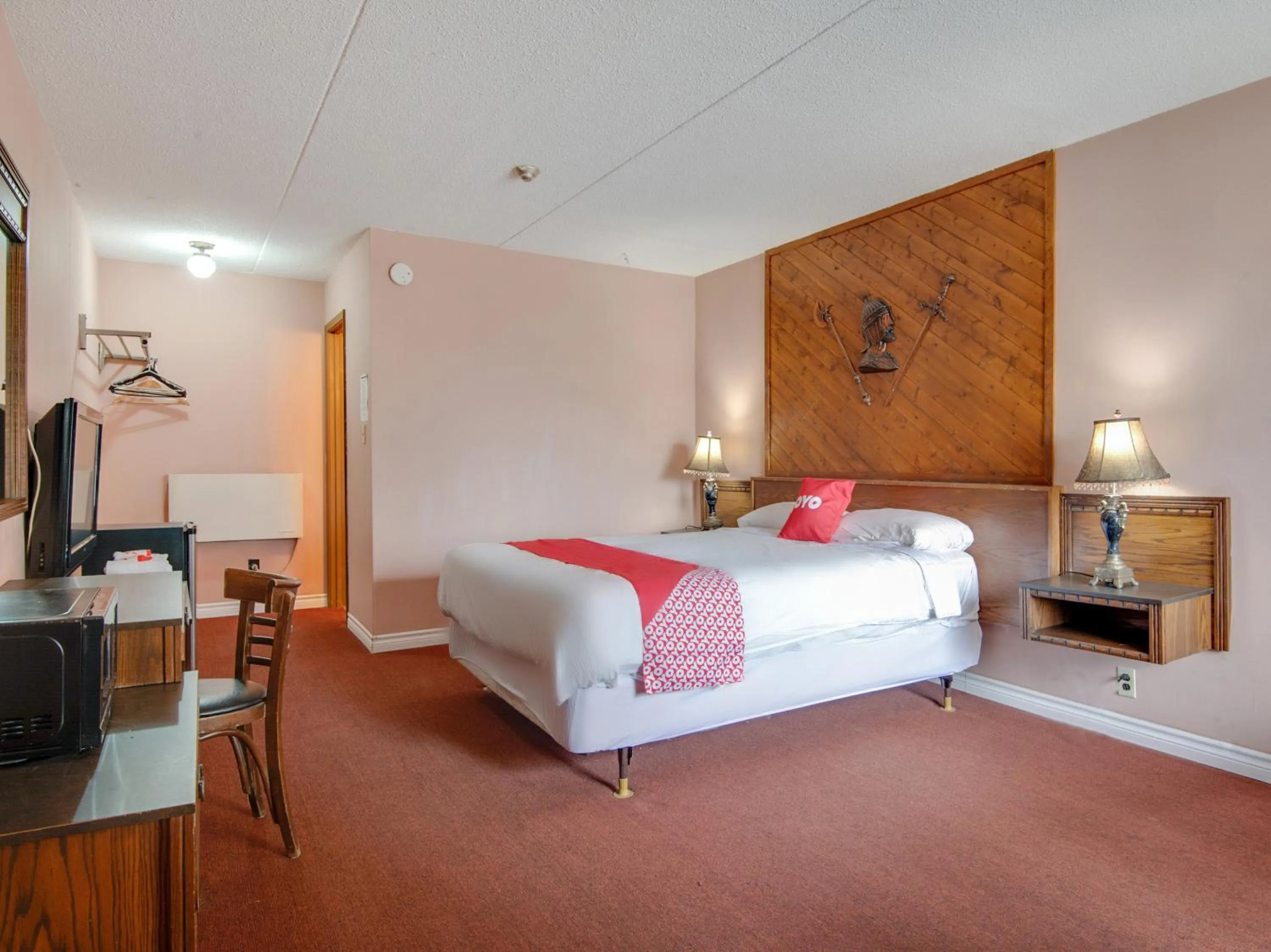 Bedroom in Falls Inn Near Casino Niagara By OYO