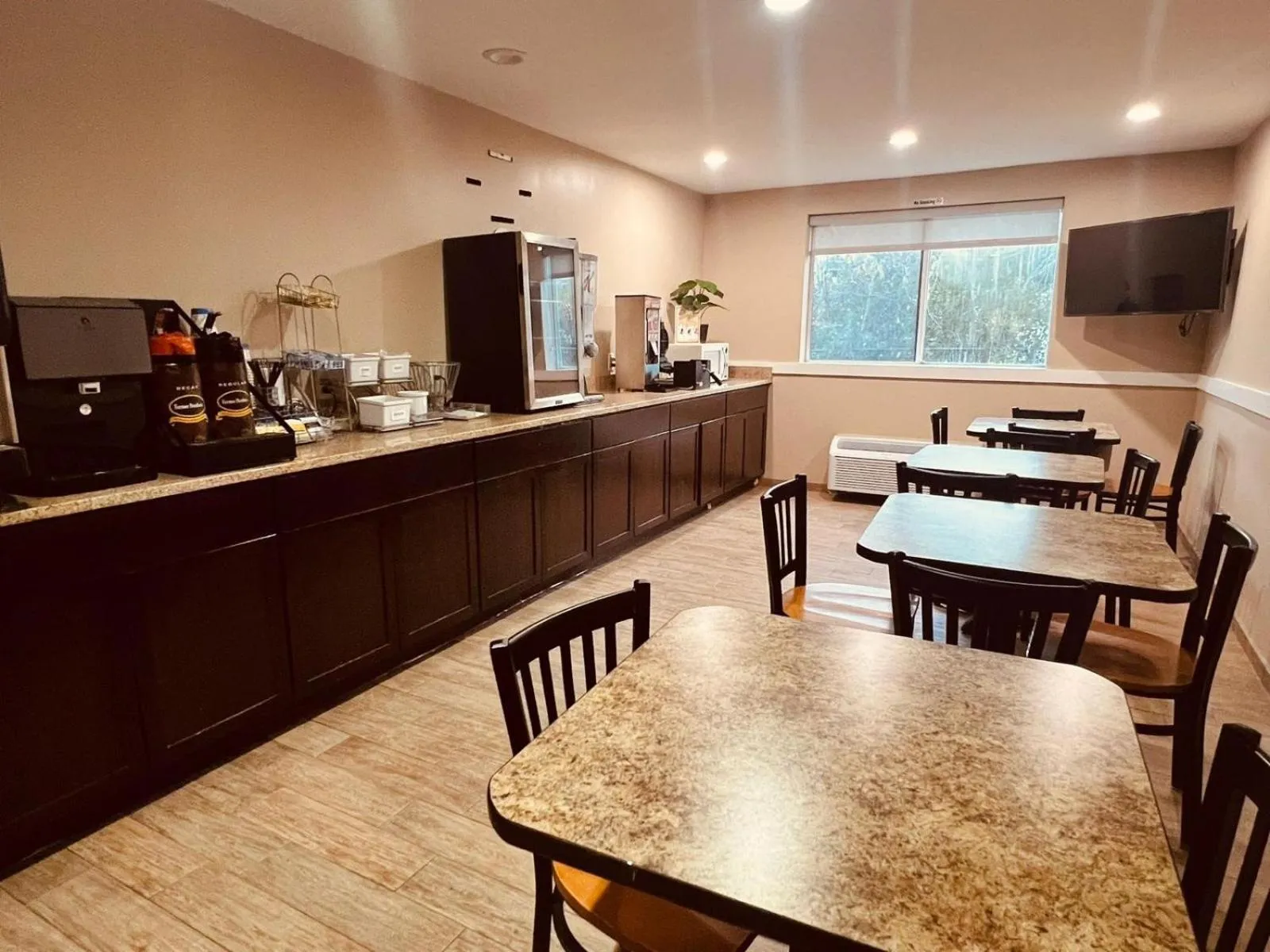 Coffee/tea facilities, Restaurant/Places to Eat in Super 8 by Wyndham Nyack NY