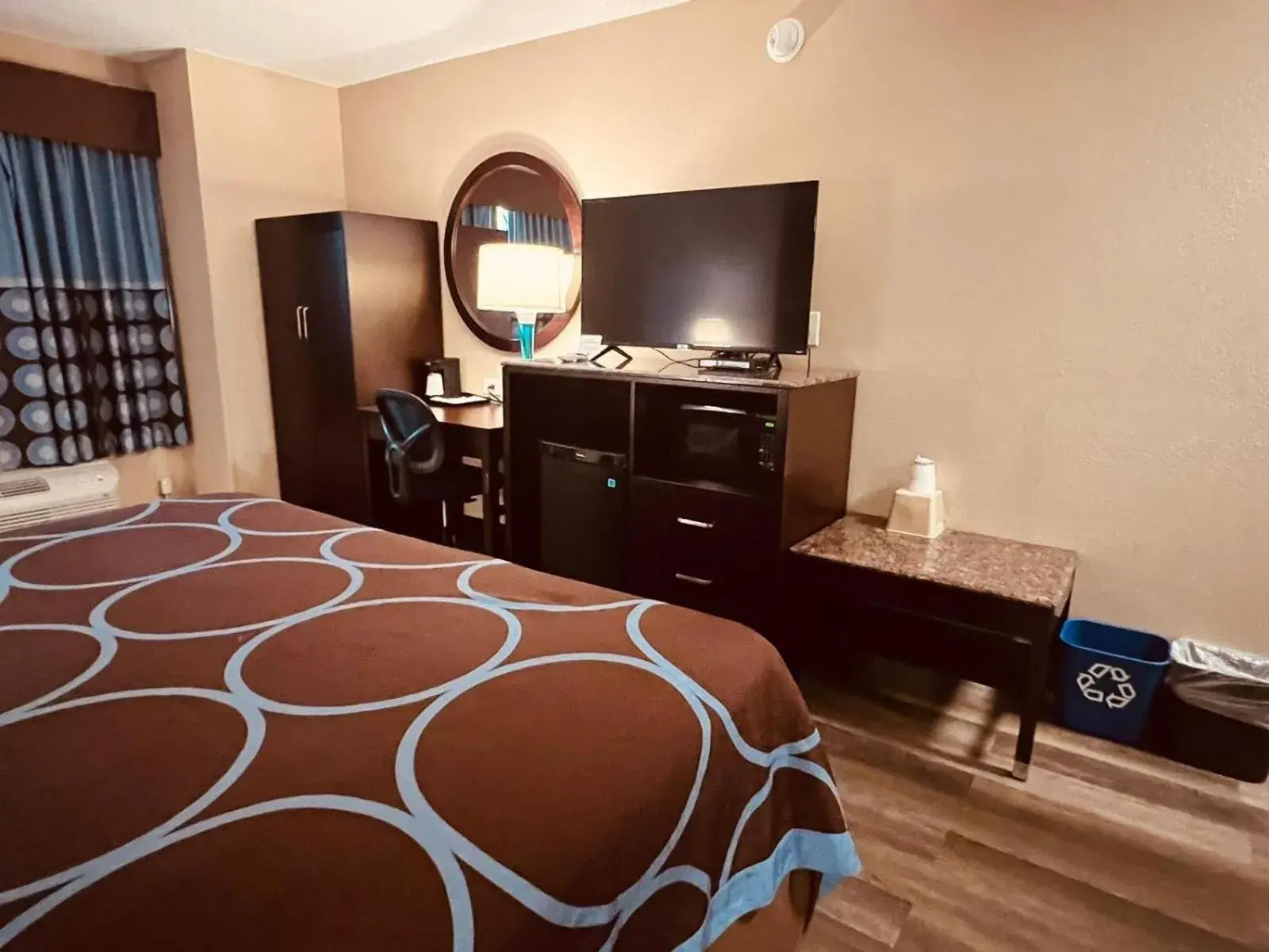 Standard Room, 1 King Bed, Accessible, Non Smoking in Super 8 by Wyndham Nyack NY Standard Room, 1 King Bed, Accessible, Non Smoking in Super 8 by Wyndham Nyack NY
