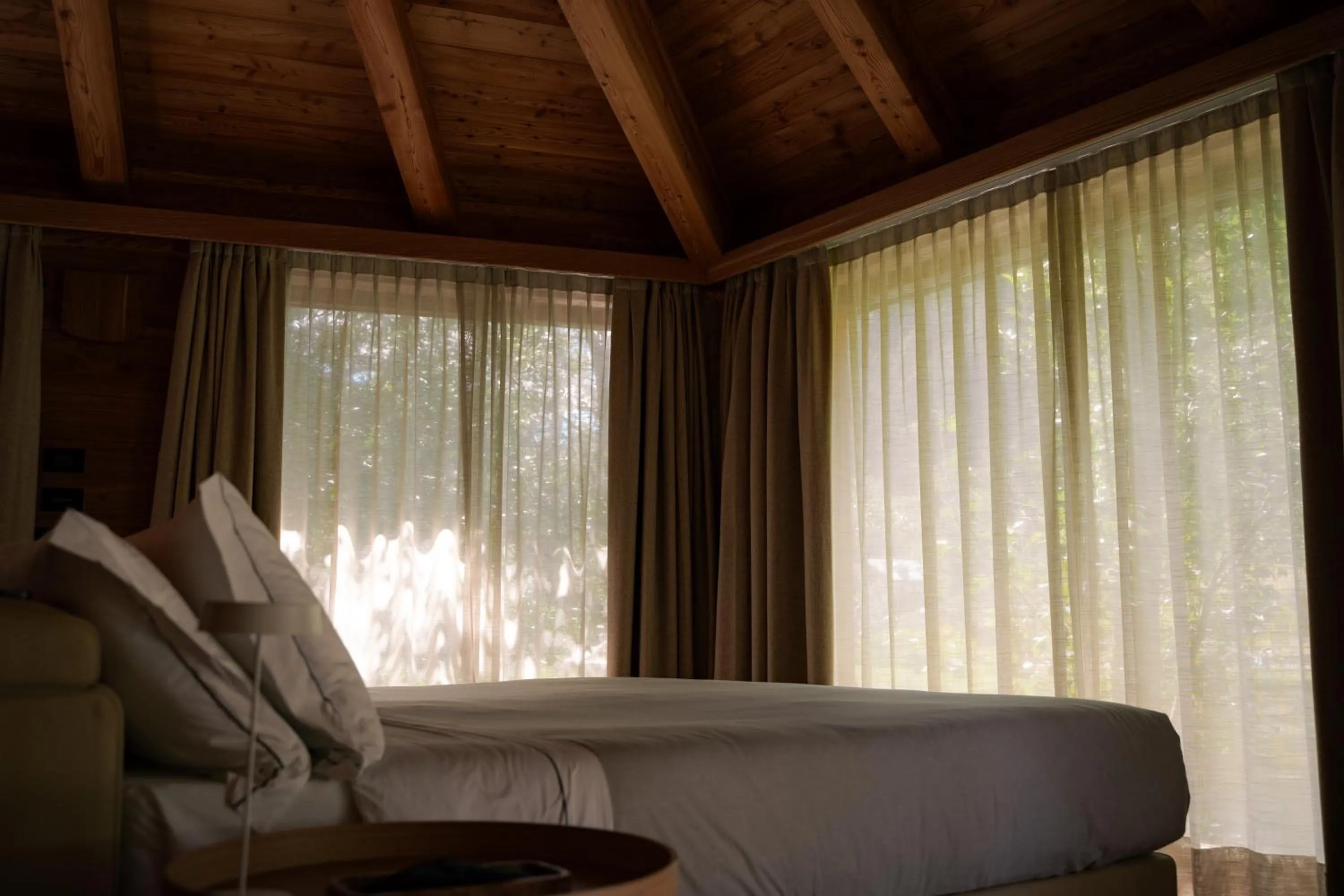 Decorative detail, Bed in Au Charmant Petit Lac - Ecohotel Parc & Spa