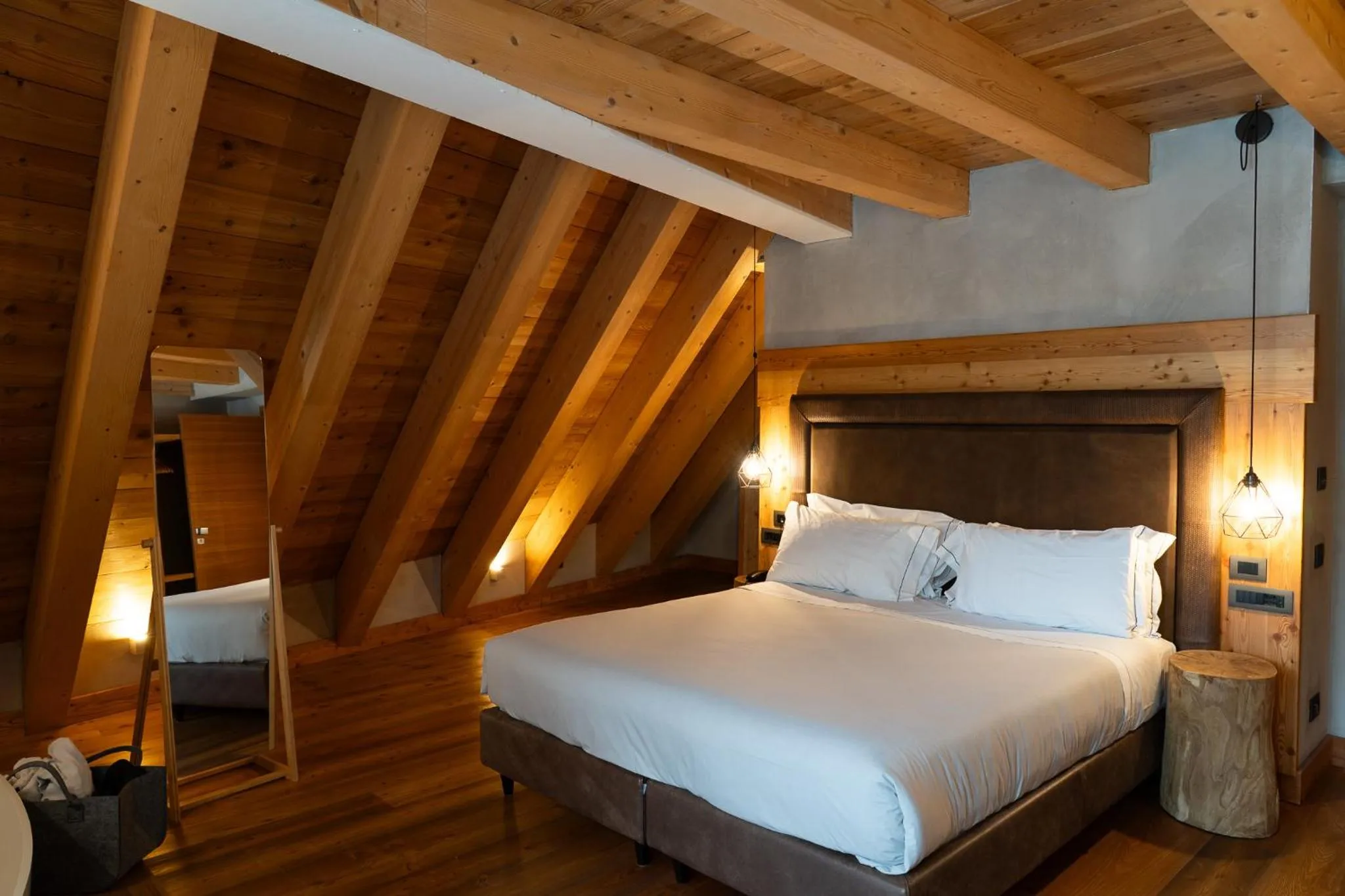 Bedroom, Bed in Au Charmant Petit Lac - Ecohotel Parc & Spa