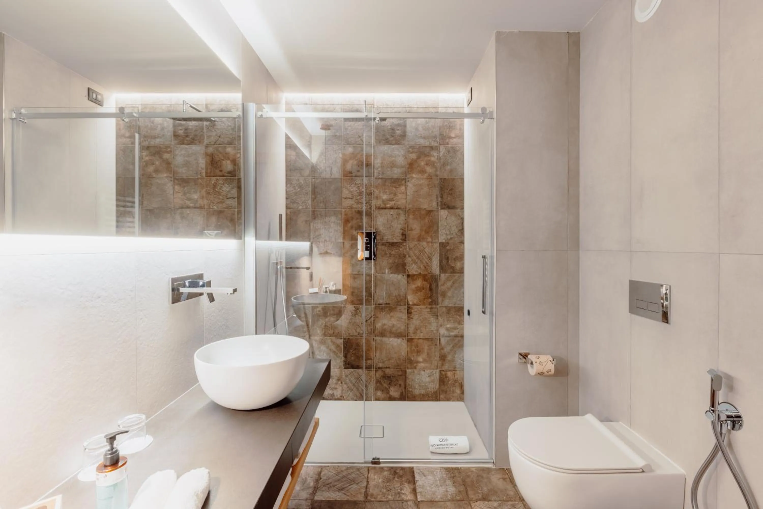 Shower in Au Charmant Petit Lac - Ecohotel Parc & Spa