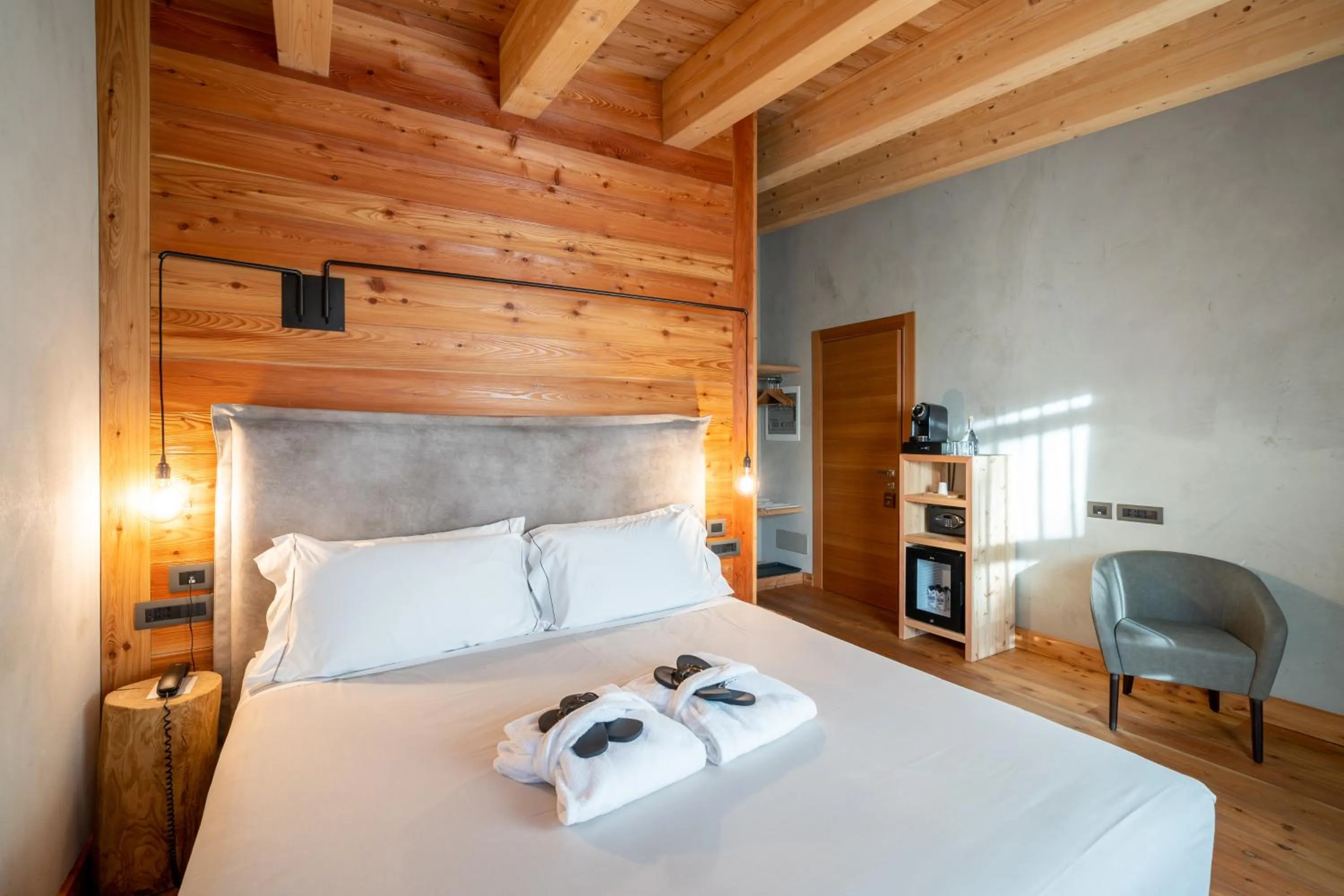 Bedroom, Bed in Au Charmant Petit Lac - Ecohotel Parc & Spa