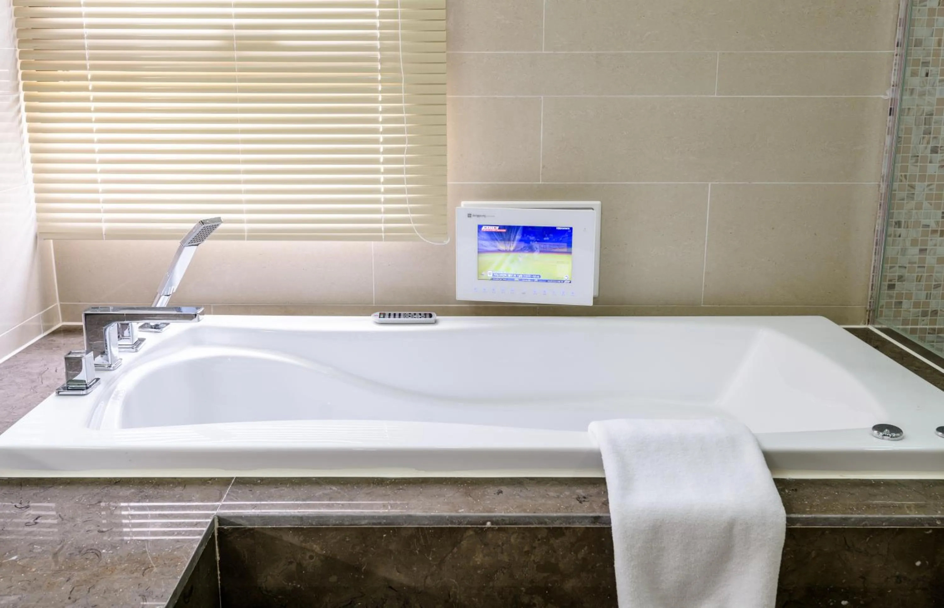 Shower in Seaside Arden