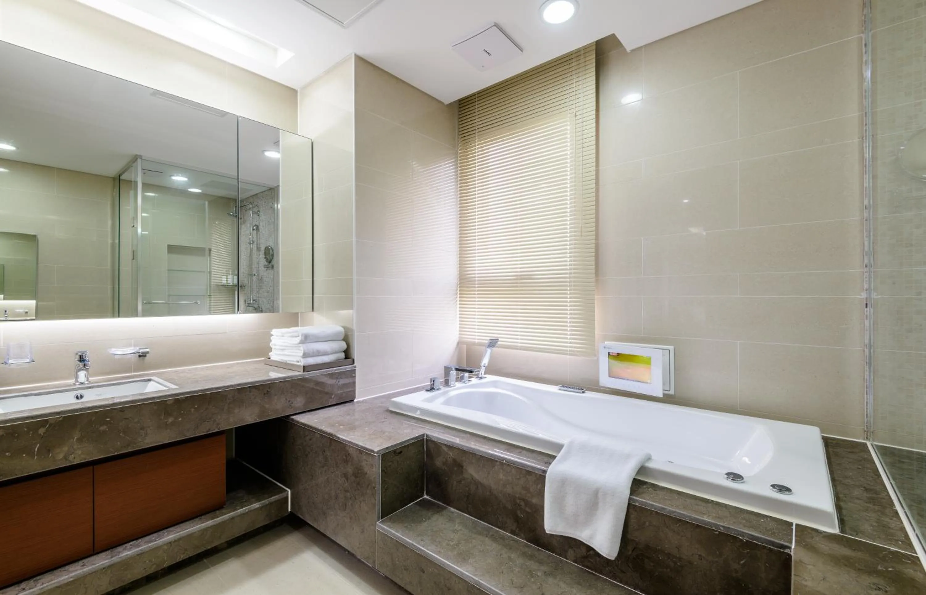 Shower in Seaside Arden