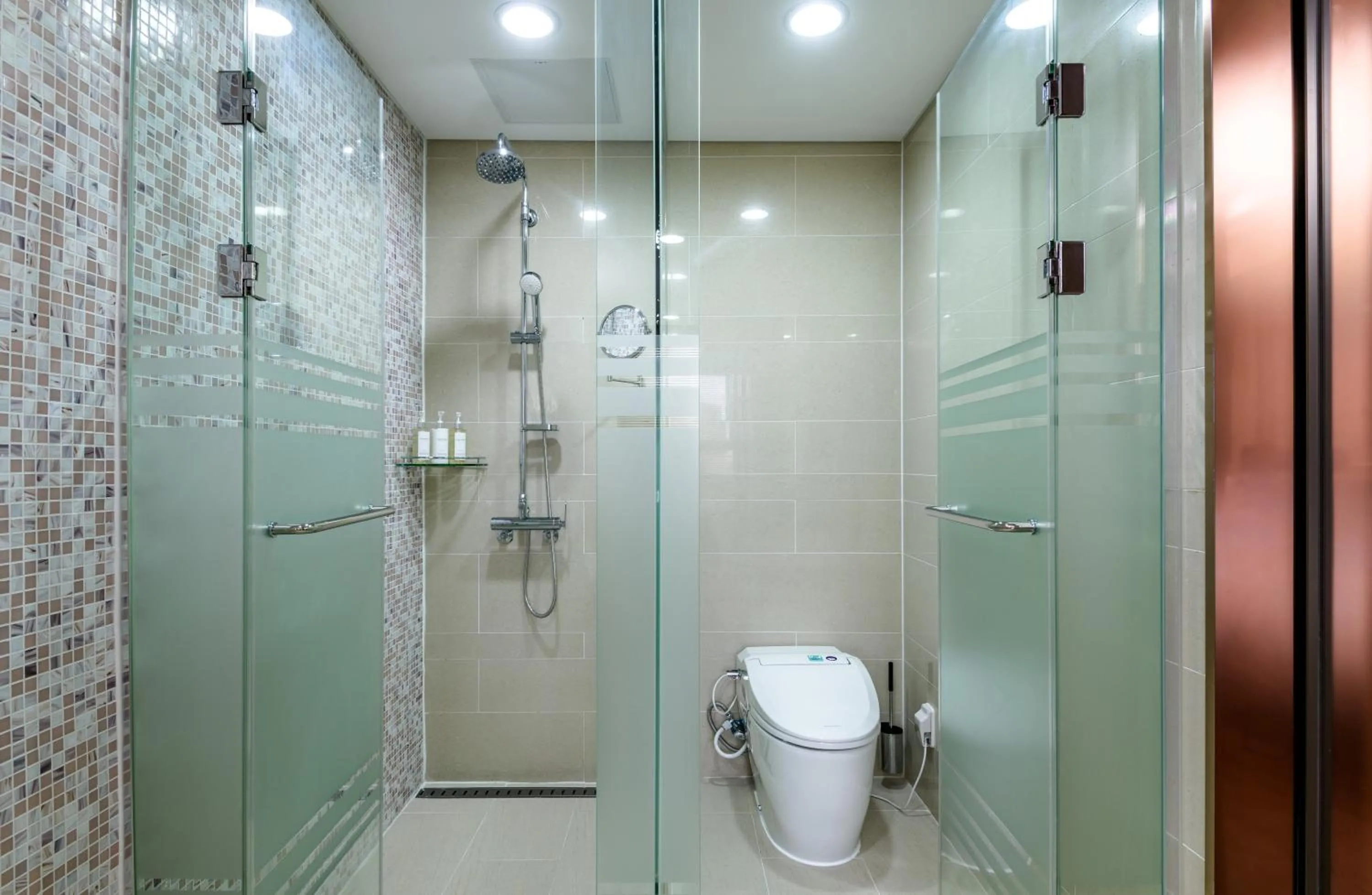 Shower in Seaside Arden