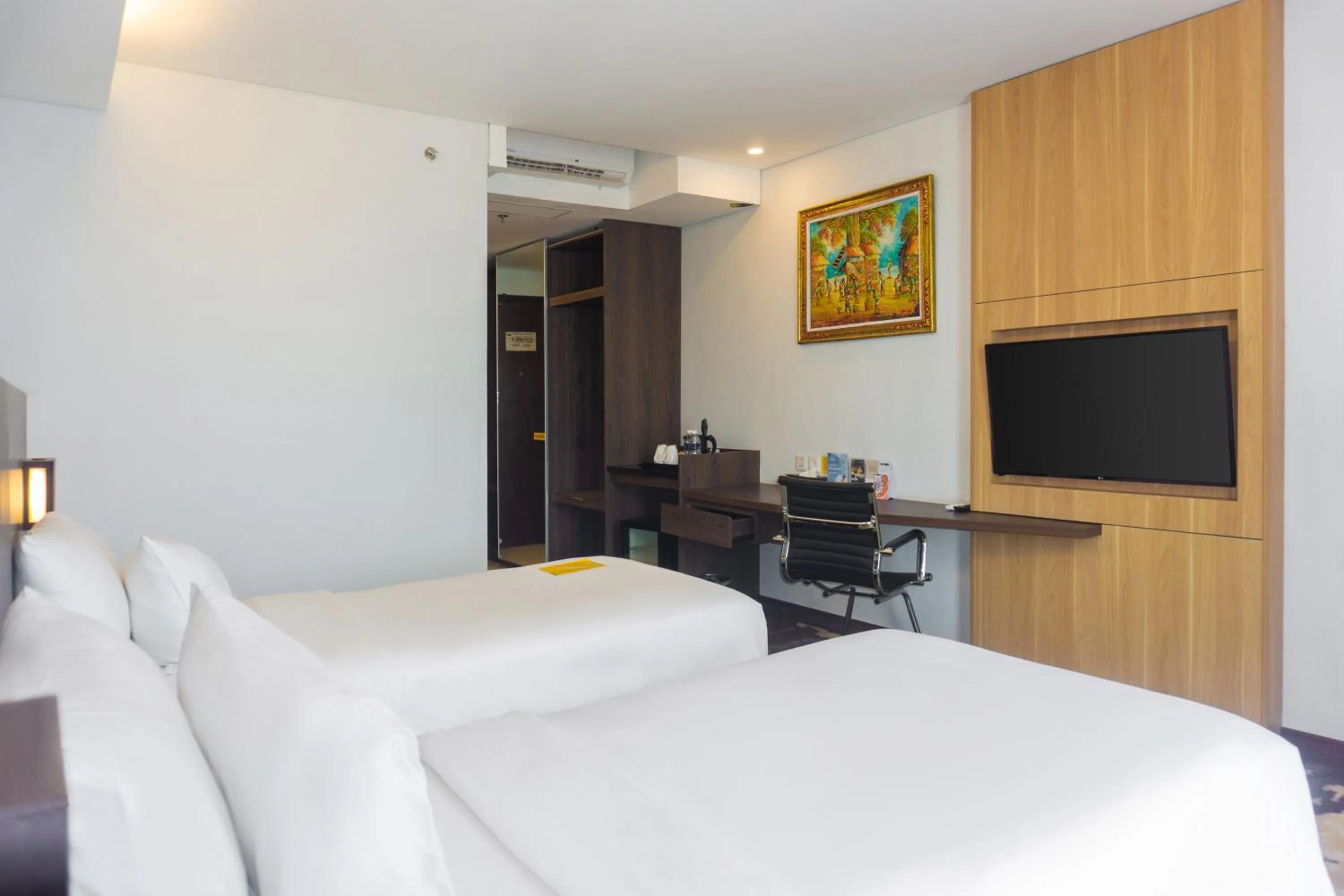 Bedroom, Bed in Golden Tulip Springhill Lampung