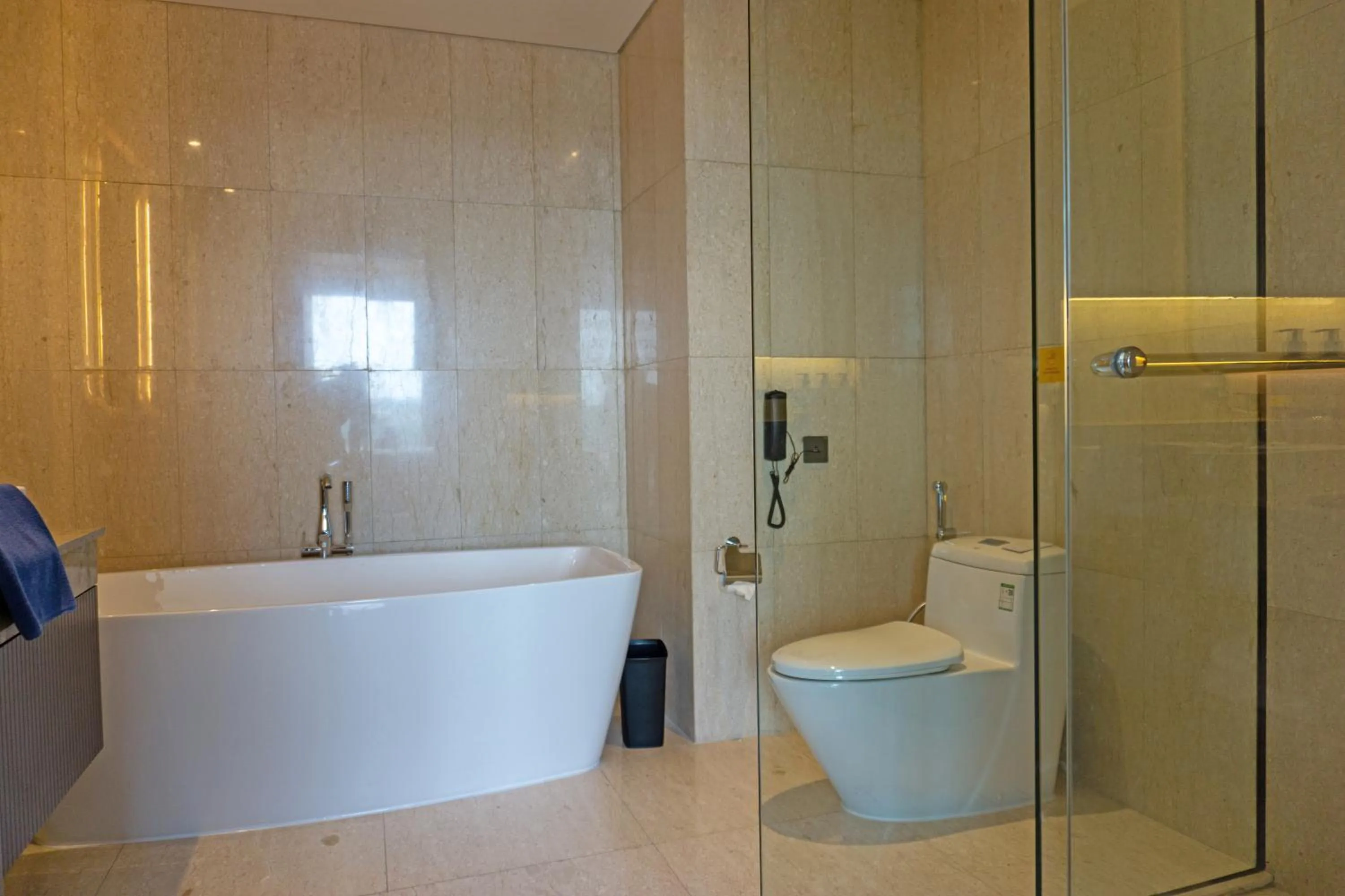 Bathroom in Golden Tulip Springhill Lampung