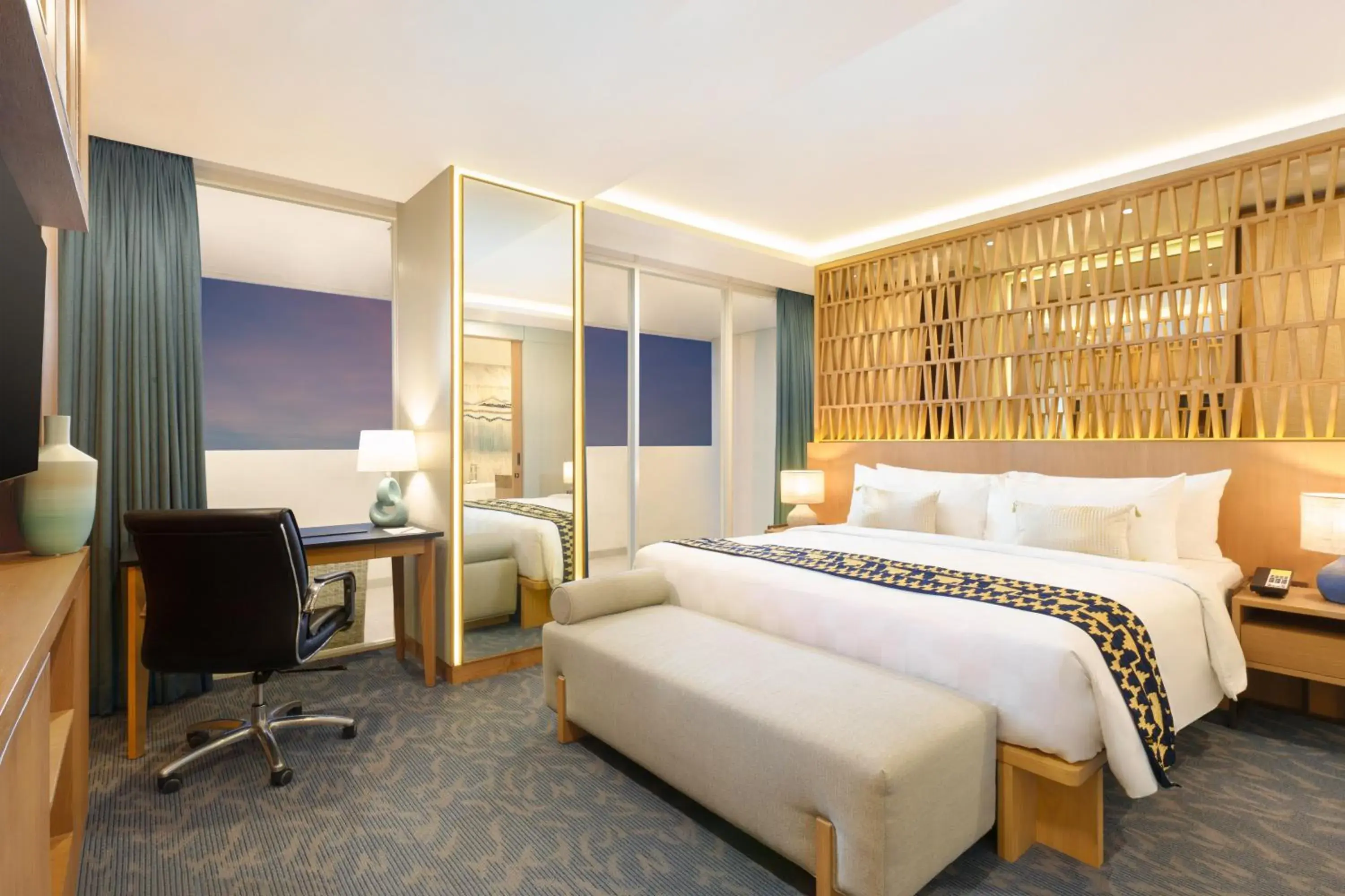 2 Bedroom Presidential Suite- 1 King Bed 1 Queen Bed- Balcony- Sea and City View in Golden Tulip Springhill Lampung 2 Bedroom Presidential Suite- 1 King Bed 1 Queen Bed- Balcony- Sea and City View in Golden Tulip Springhill Lampung