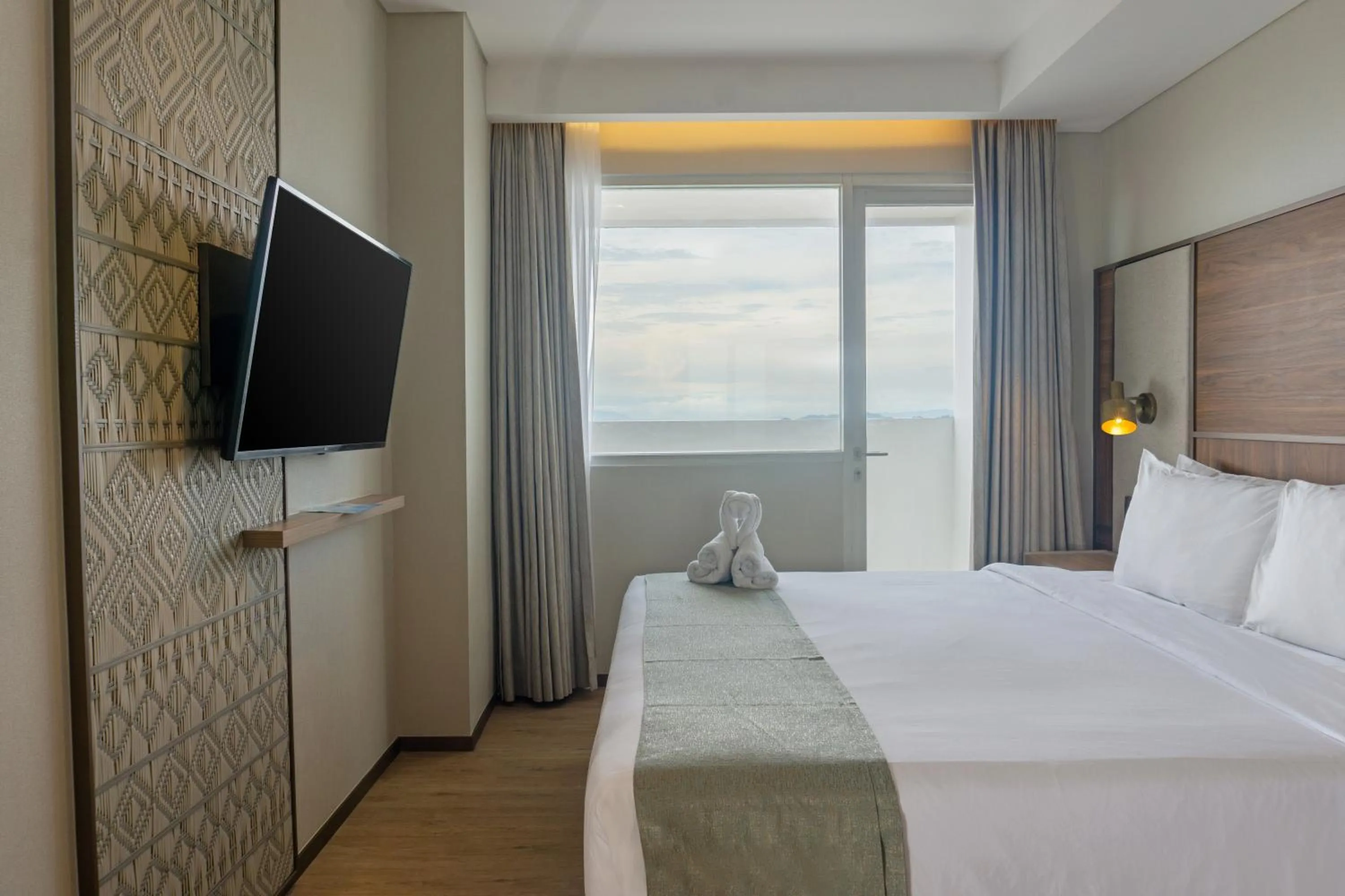 Bedroom, Bed in Golden Tulip Springhill Lampung