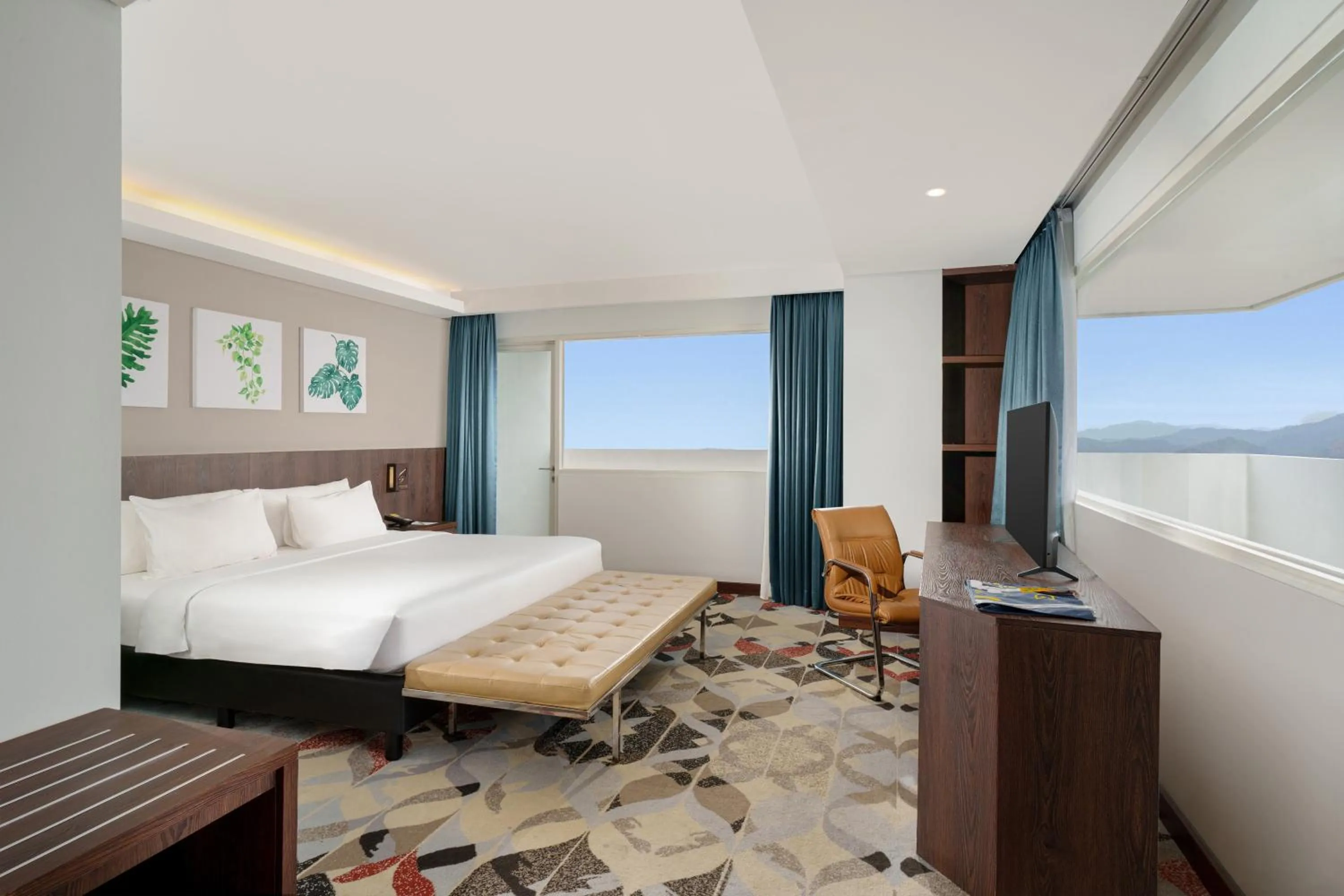 Bedroom, Bed in Golden Tulip Springhill Lampung