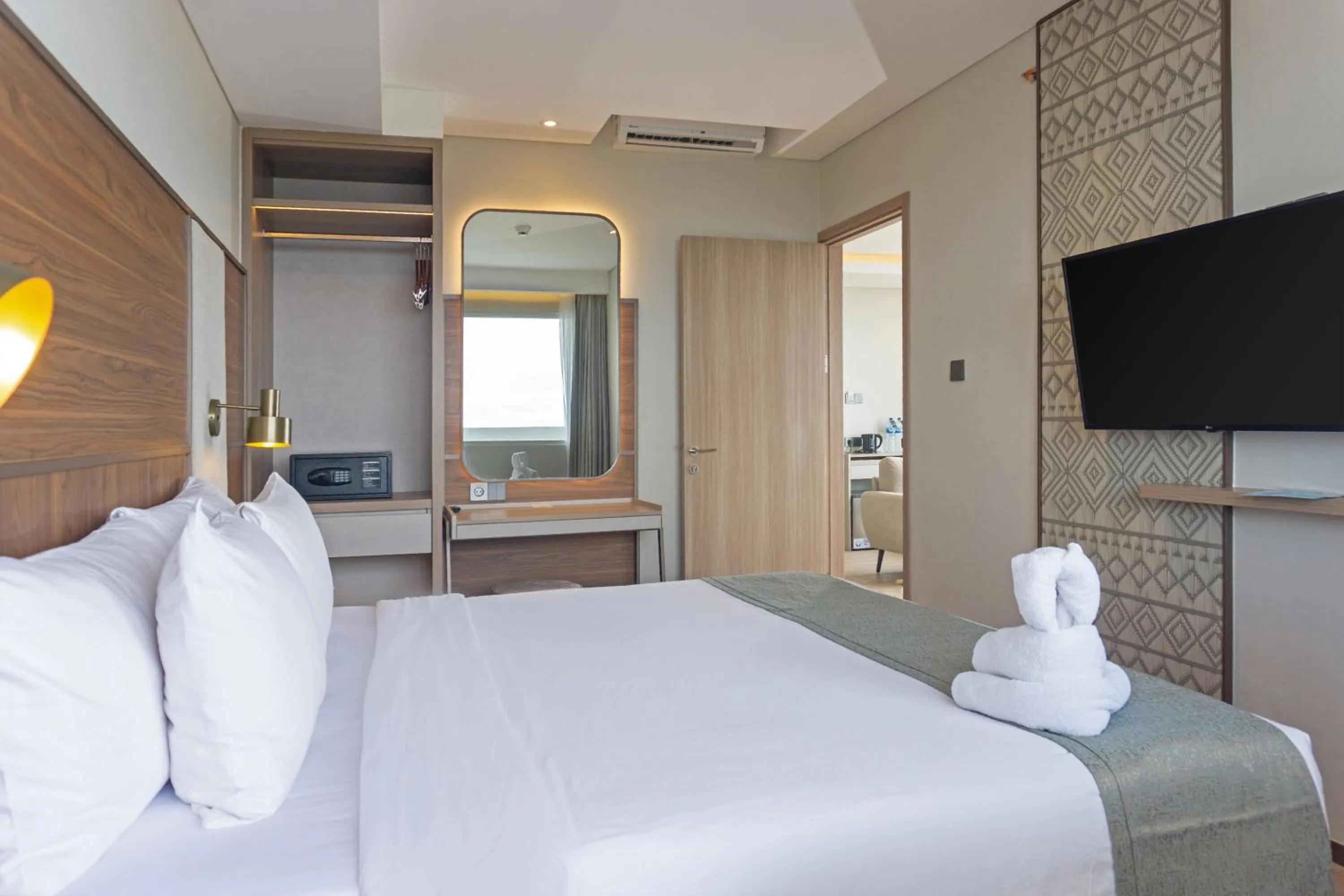 Bedroom, Bed in Golden Tulip Springhill Lampung