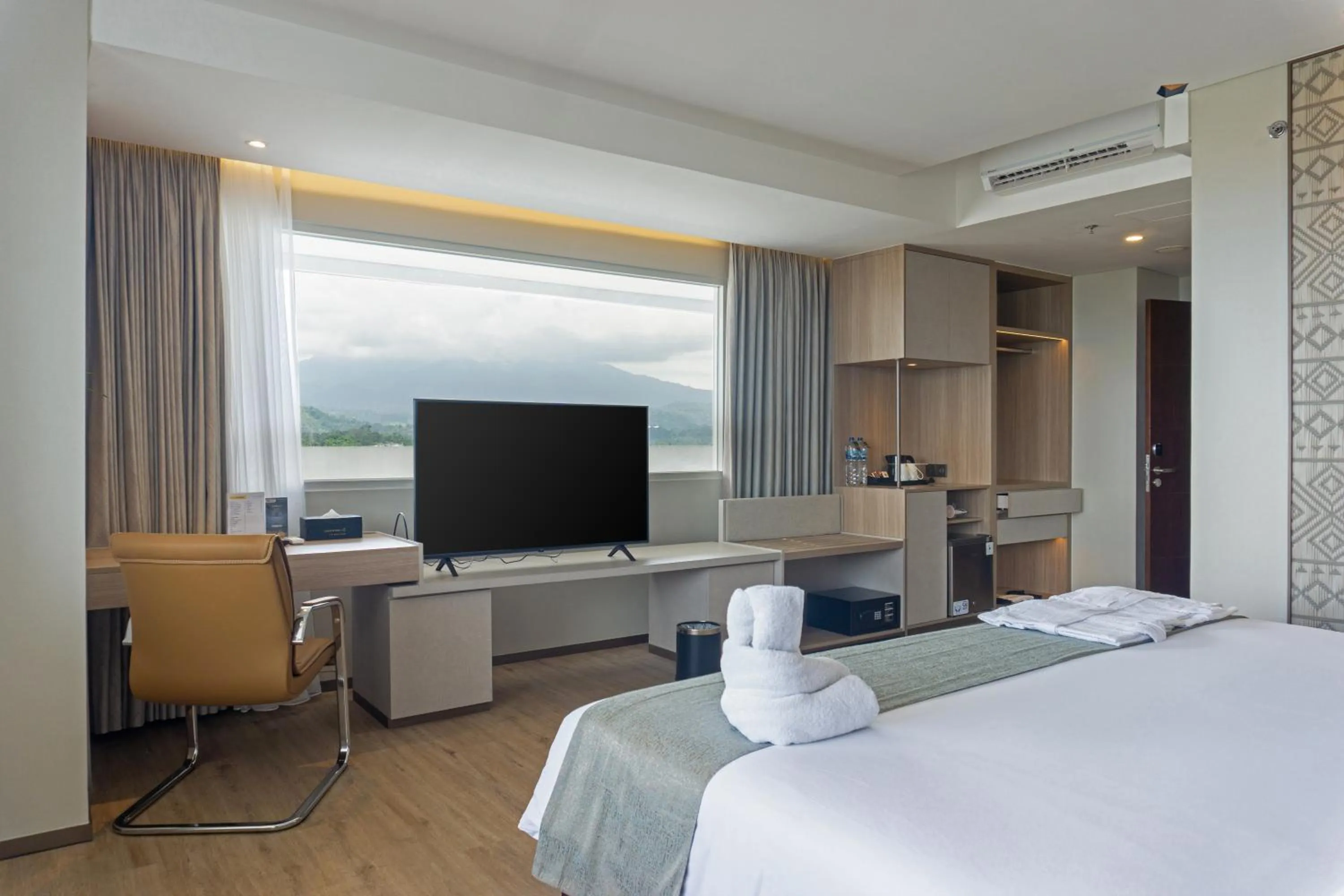 Bedroom, Bed in Golden Tulip Springhill Lampung