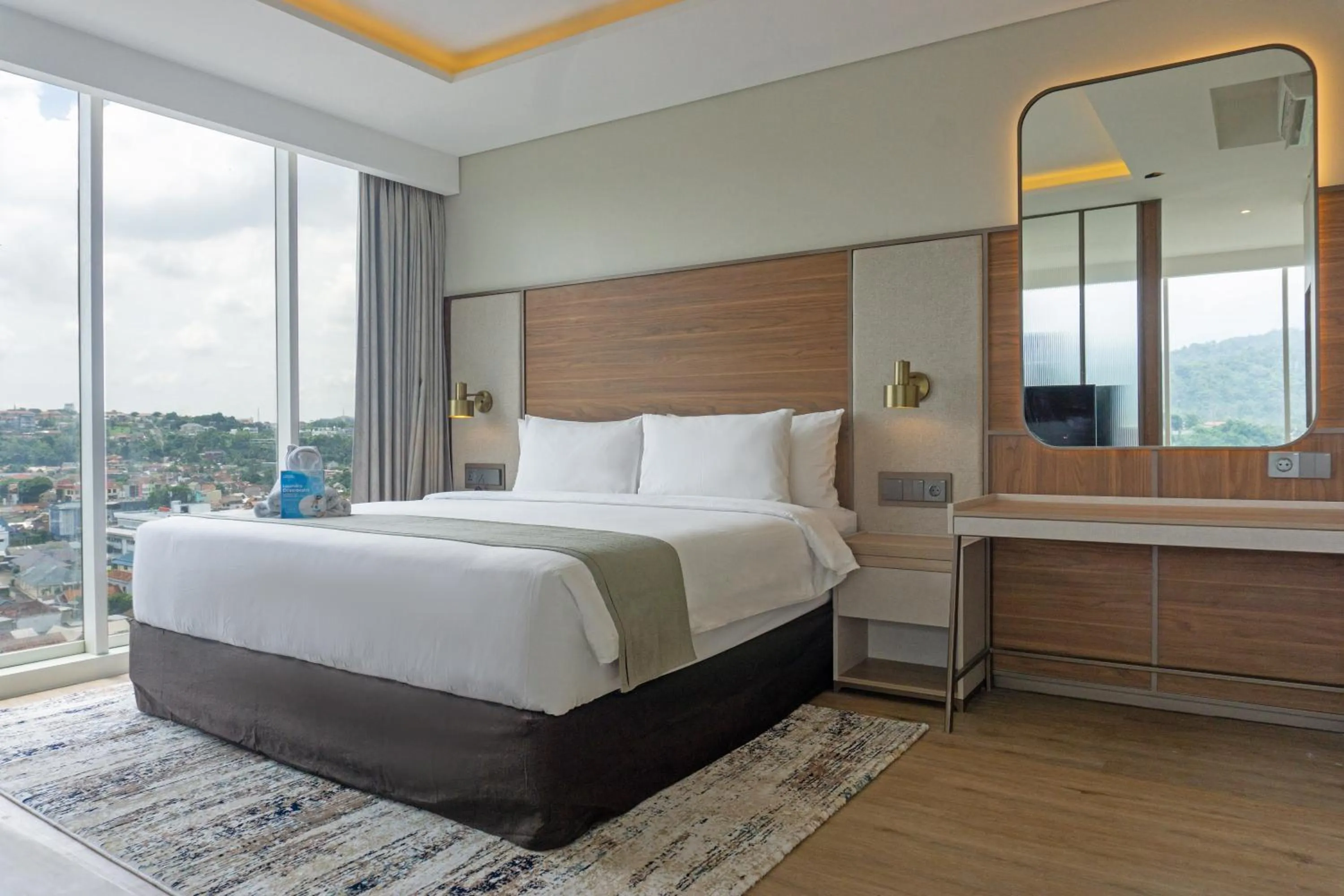 Bedroom, Bed in Golden Tulip Springhill Lampung
