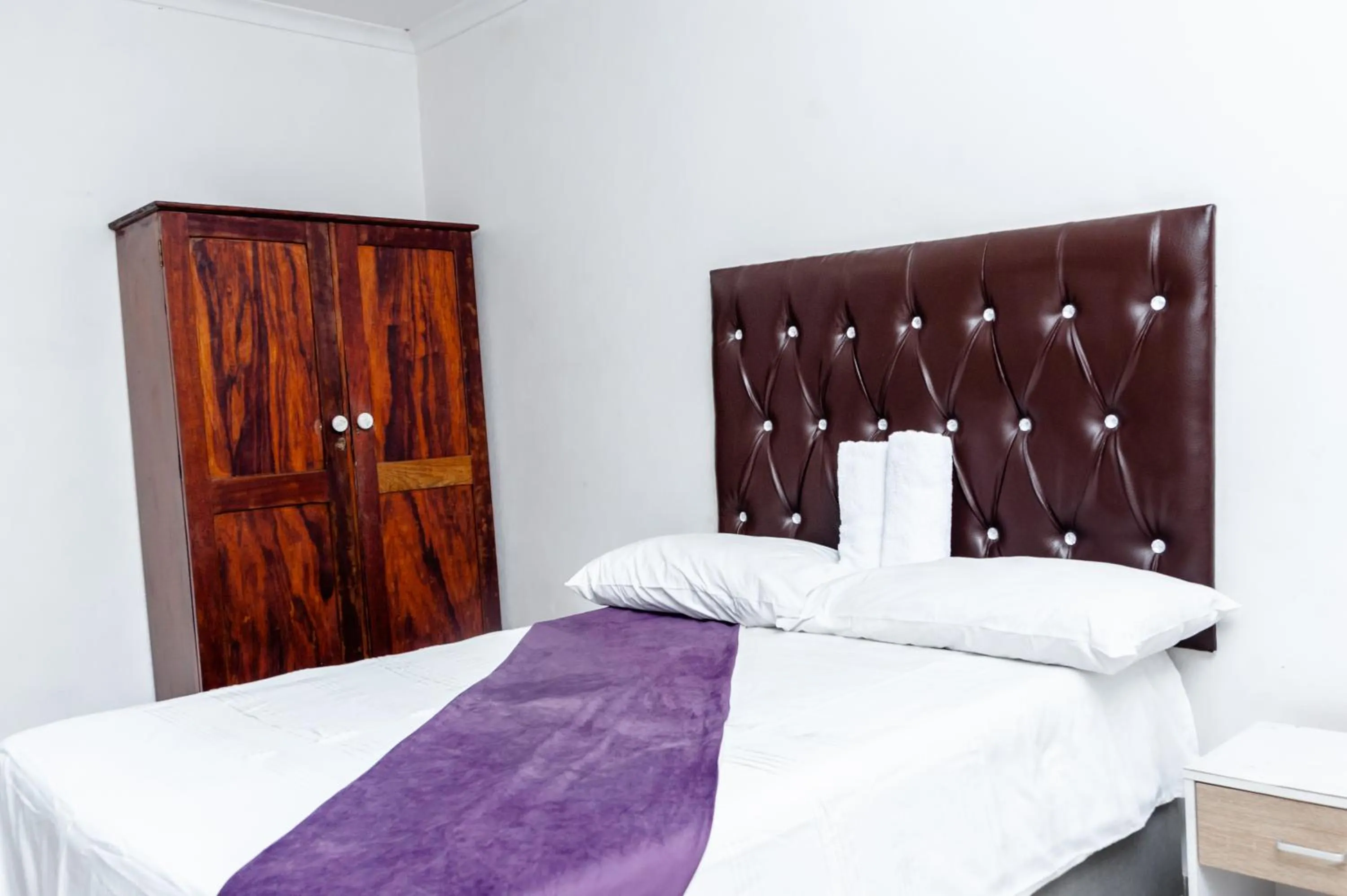 wardrobe, Bed in Nkosazana Guest House