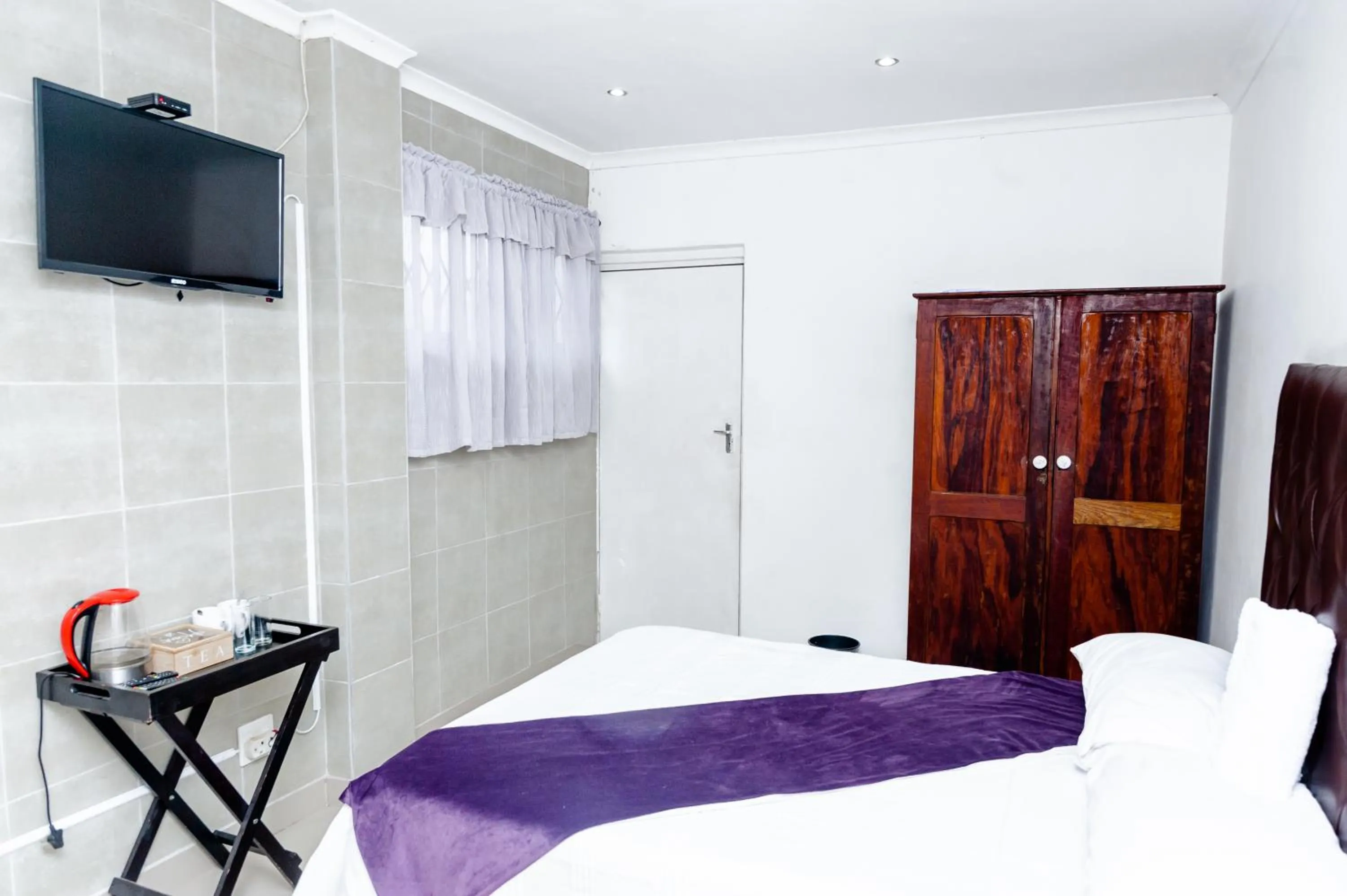 Bathroom, Bed in Nkosazana Guest House