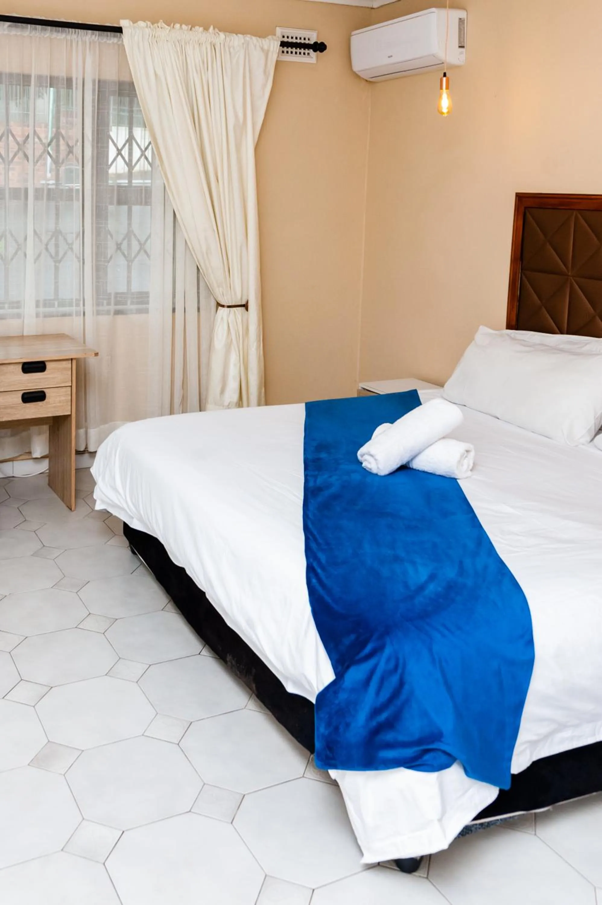 air conditioner, Bed in Nkosazana Guest House