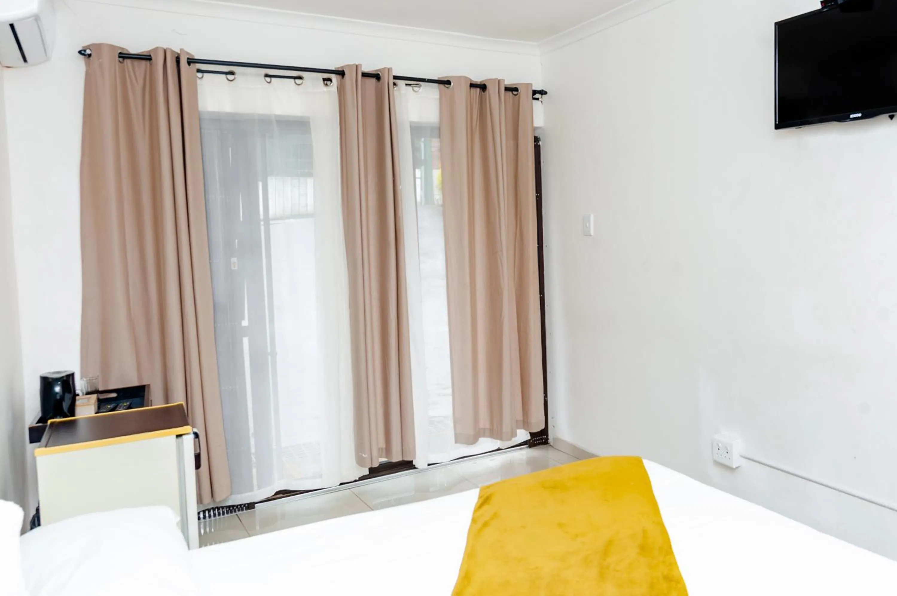 Bathroom, Bed in Nkosazana Guest House