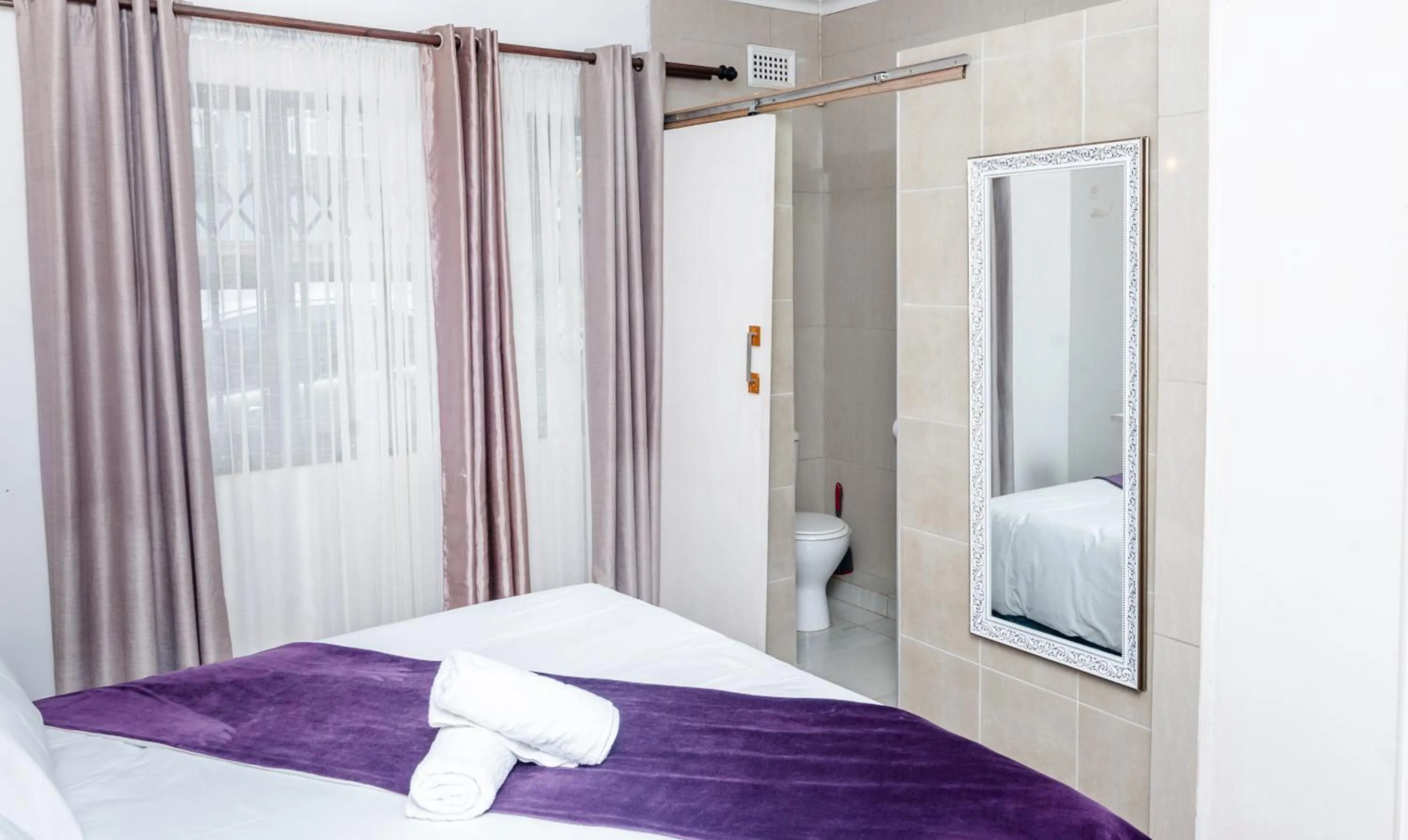 Bathroom, Bed in Nkosazana Guest House