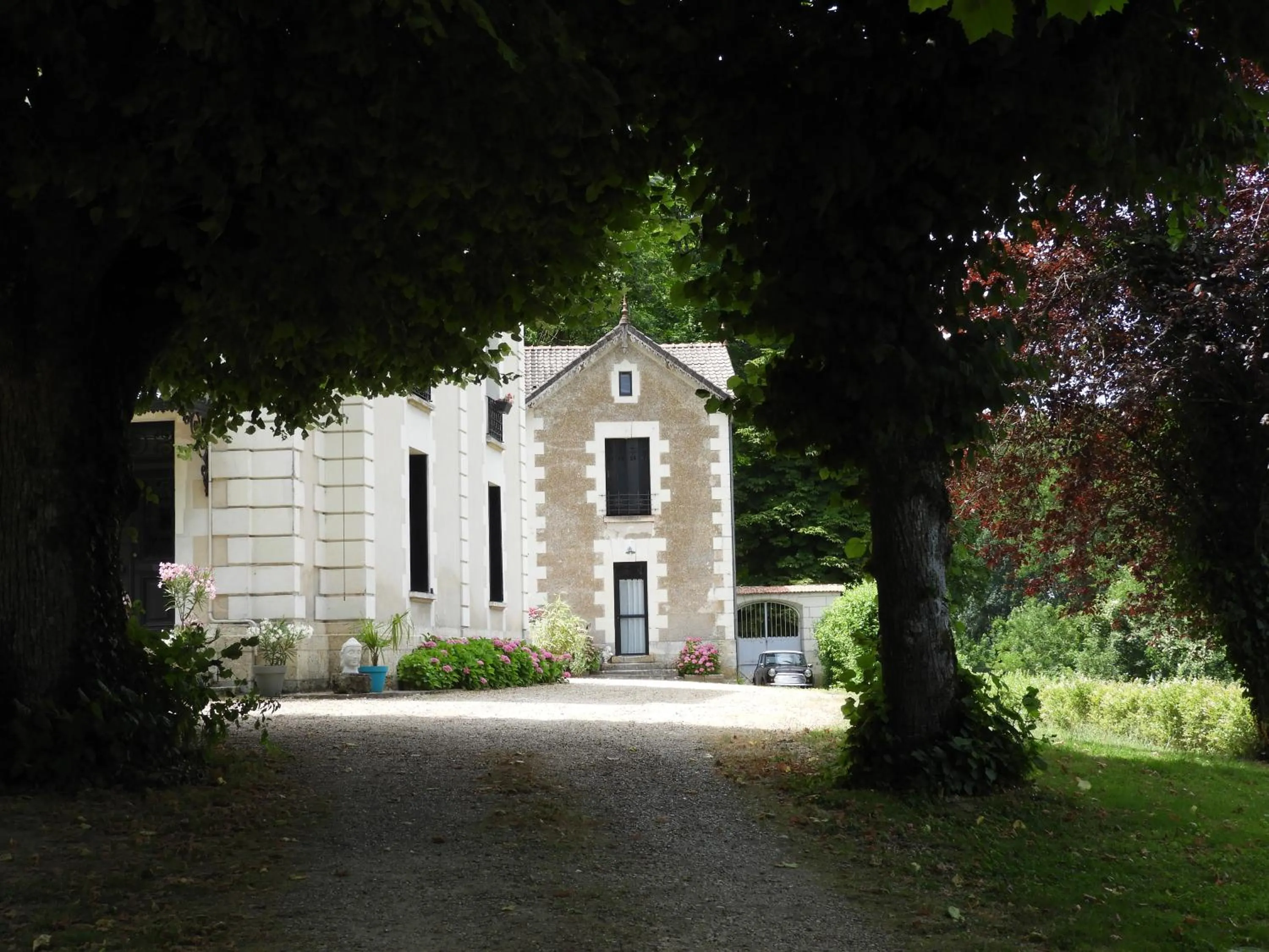 Property building in Le Chateau de la Barre