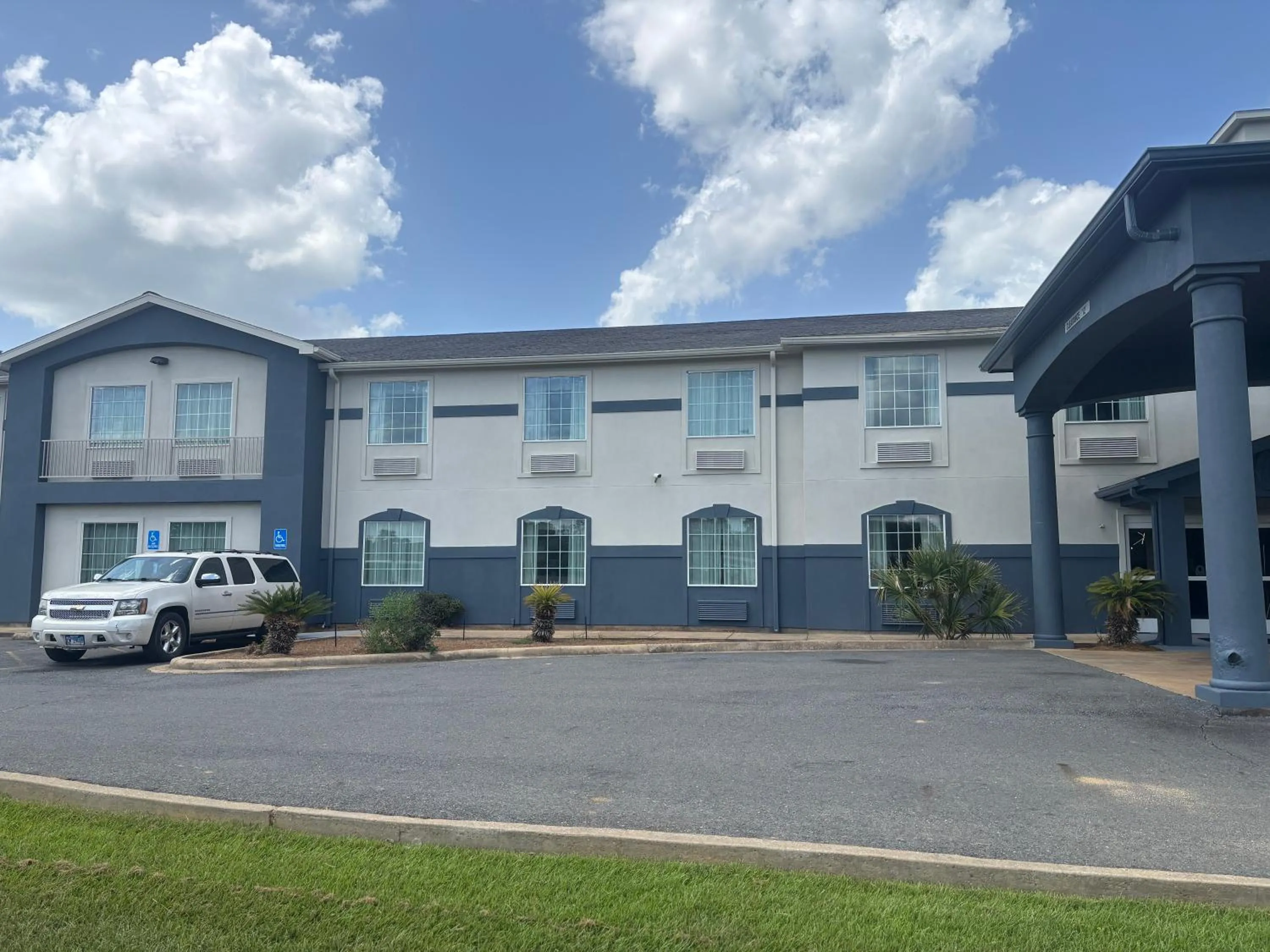Property building in Rodeway Inn & Suites Winnfield