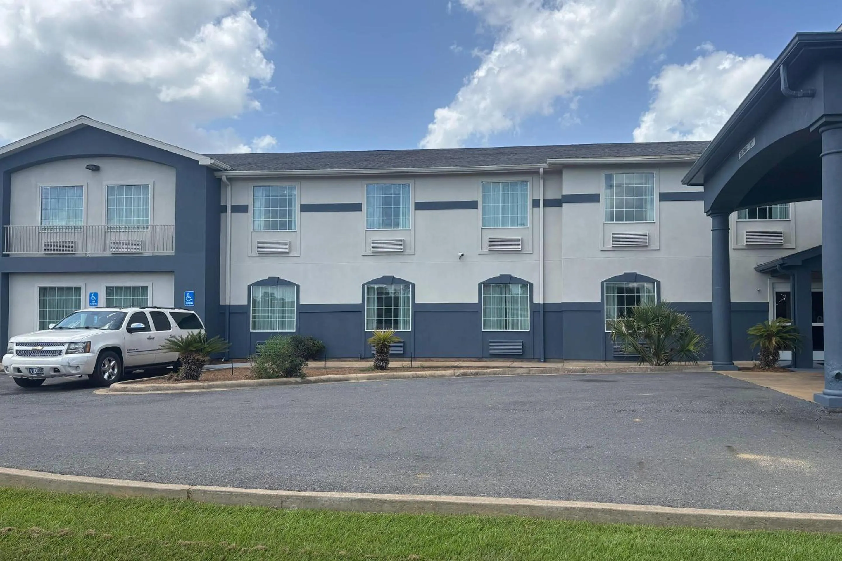 Property building in Rodeway Inn & Suites Winnfield