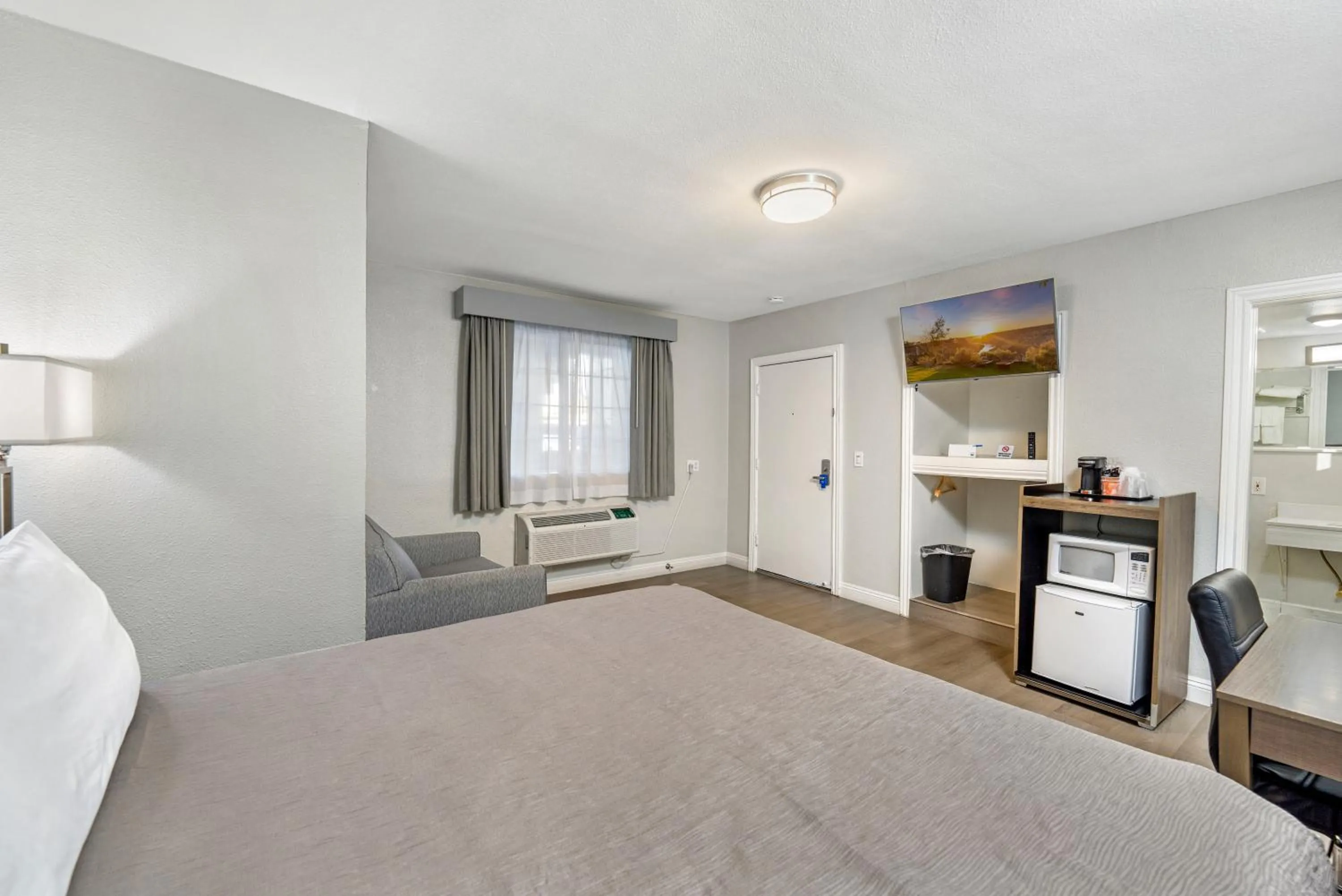 Bed in Rodeway Inn Stockton Highway 99