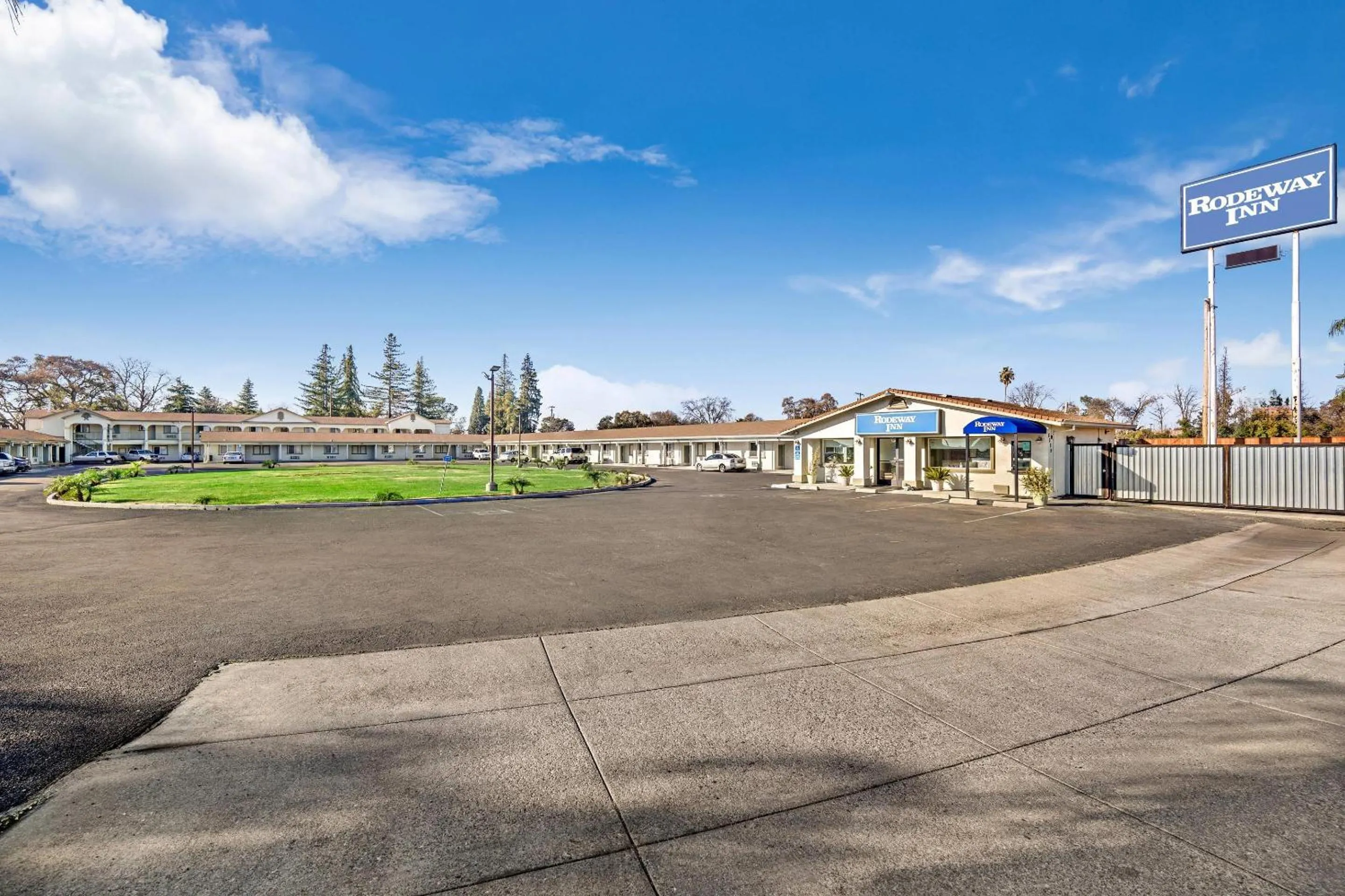 Property building in Rodeway Inn Stockton Highway 99