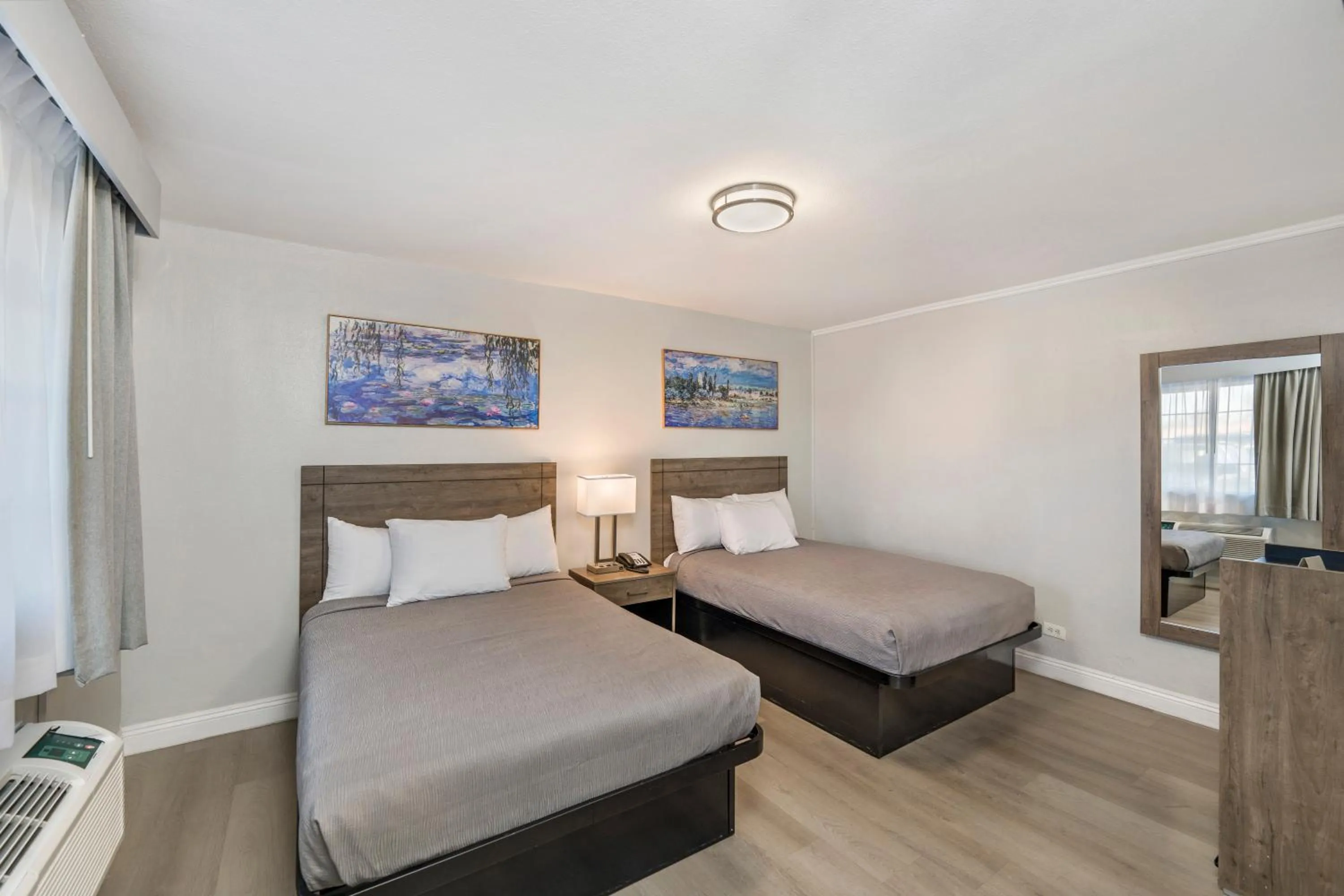 Bed in Rodeway Inn Stockton Highway 99