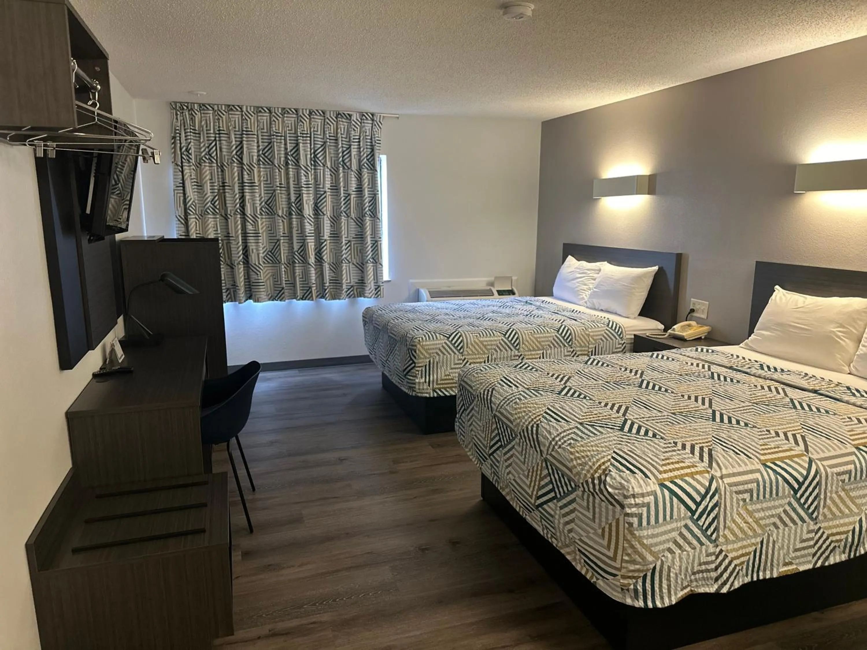 Bedroom, Bed in Motel 6-Wisconsin Rapids, WI