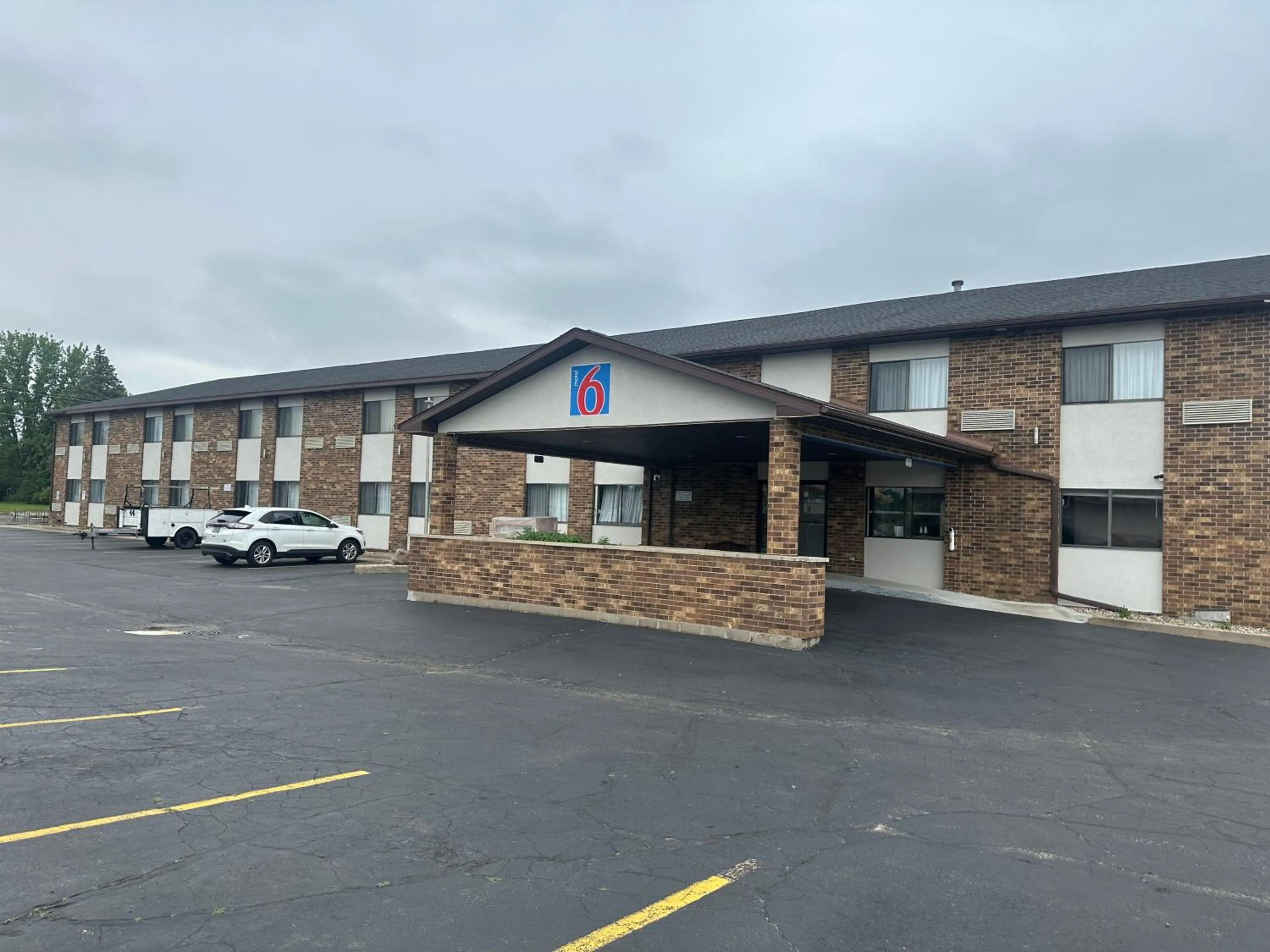 Property building in Motel 6-Wisconsin Rapids, WI