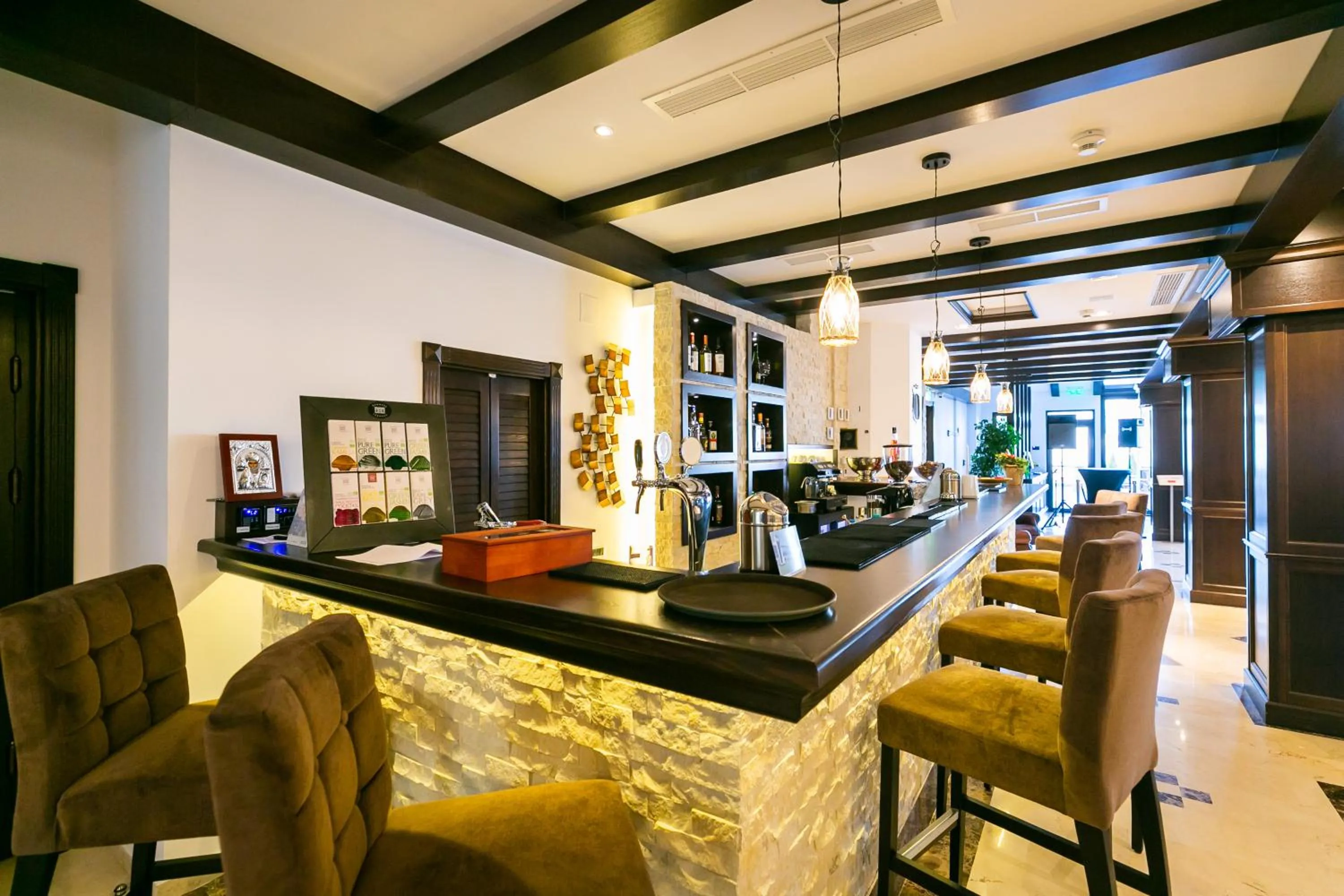 Restaurant/places to eat in Castelnor