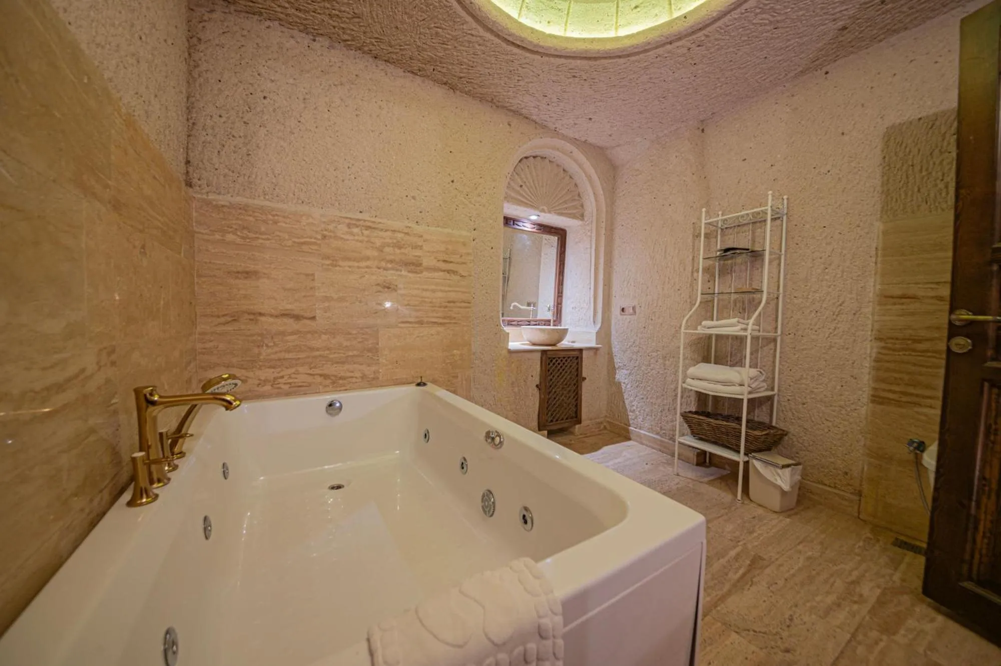 Hot Tub in Corner İn Cappadocia