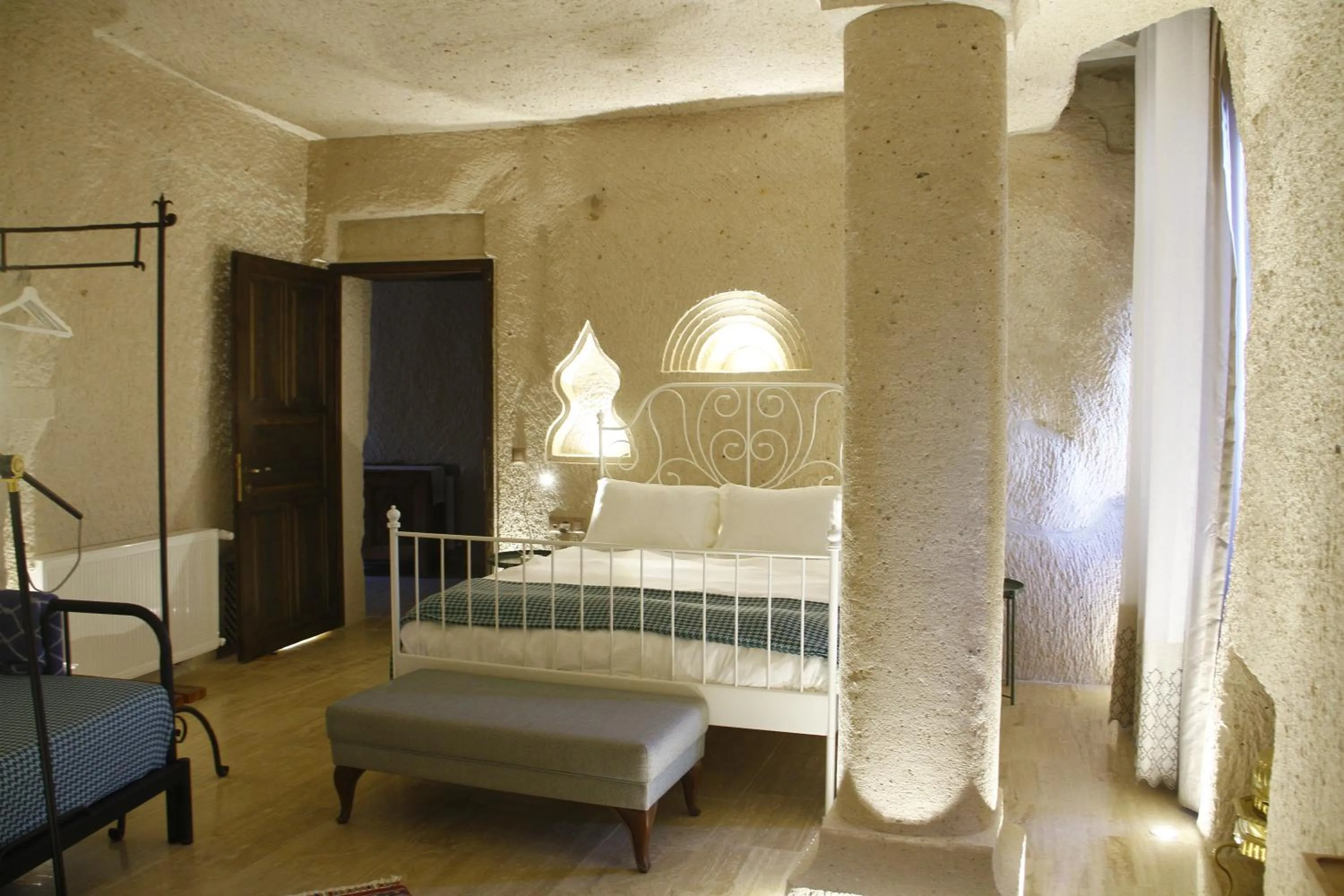 Photo of the whole room, Bed in Corner İn Cappadocia