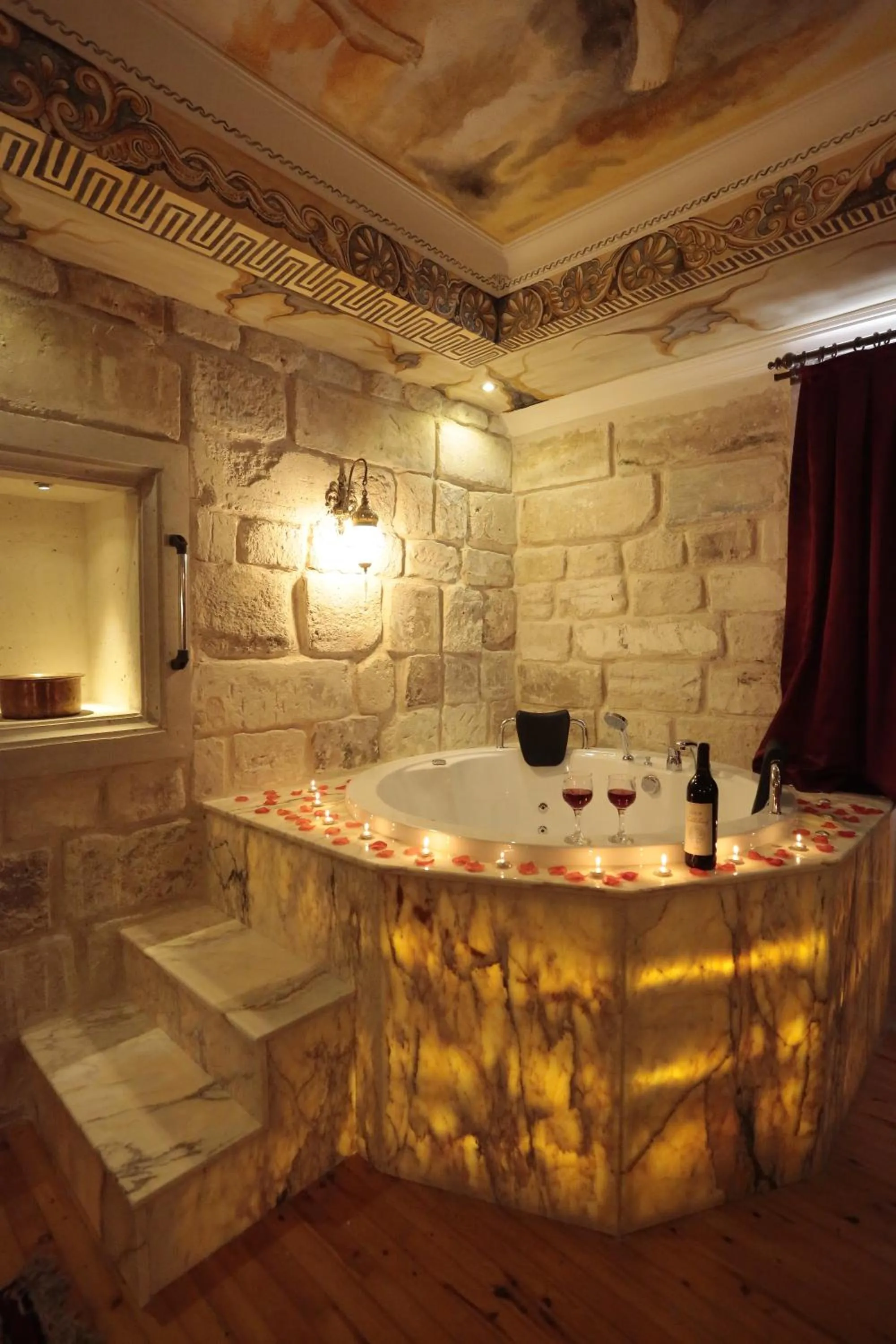 Hot Tub in Corner İn Cappadocia
