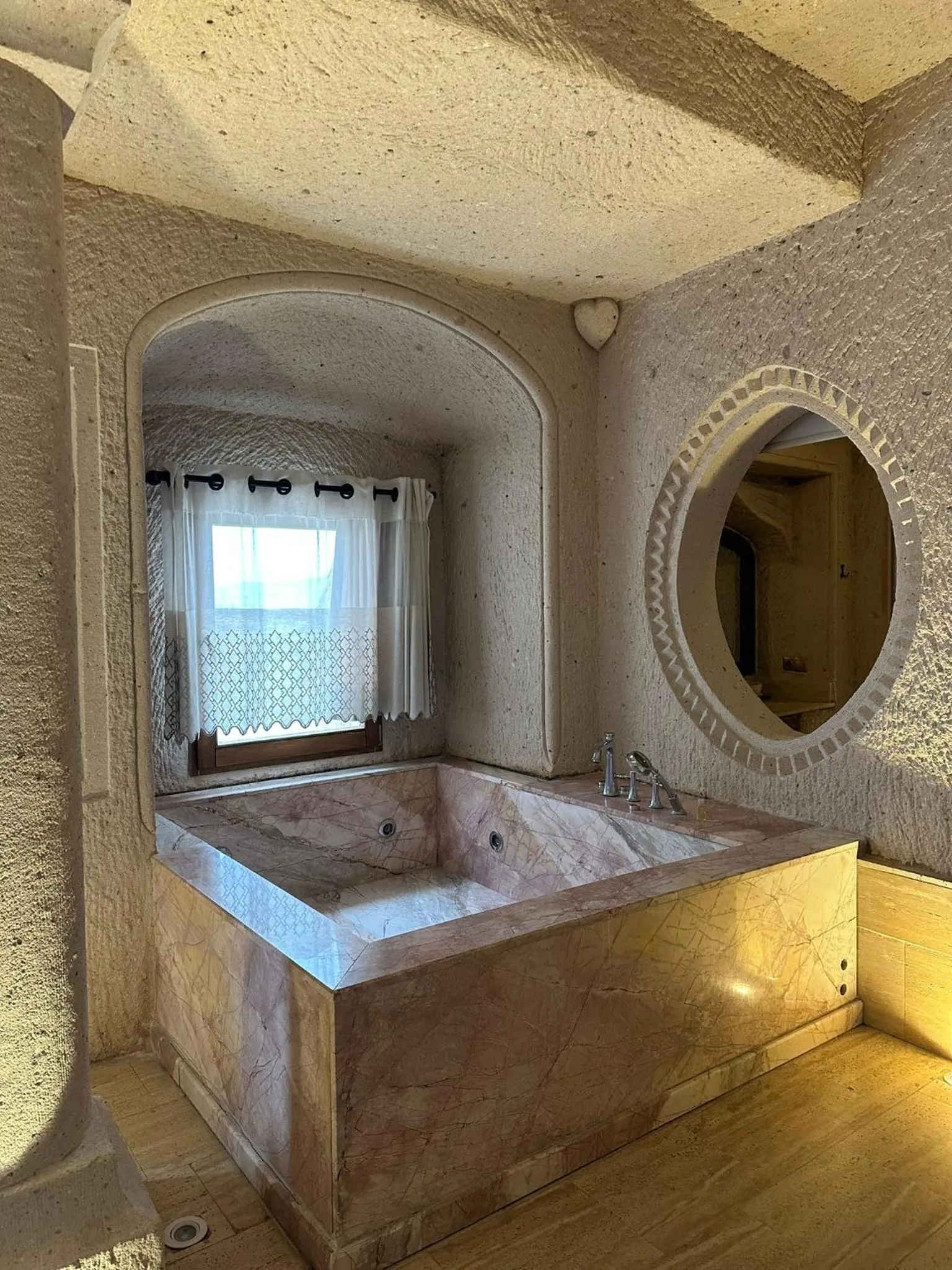 Hot Tub, Bed in Corner İn Cappadocia