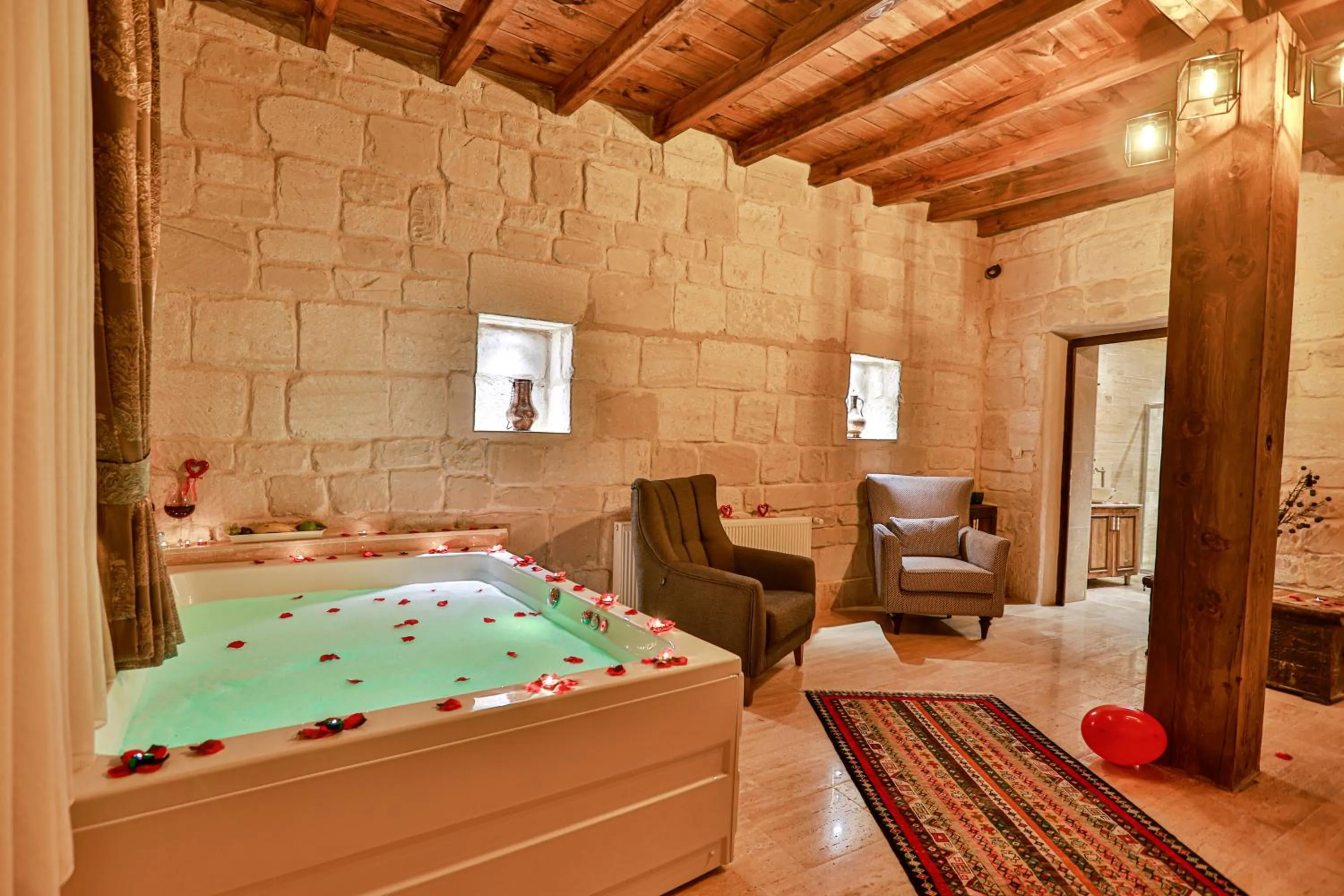 Hot Tub in Corner İn Cappadocia
