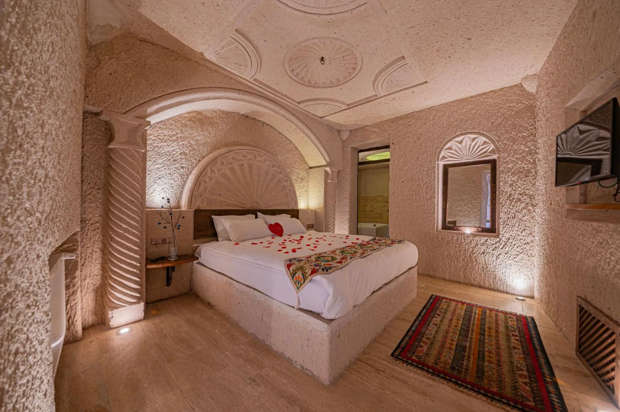 Photo of the whole room, Bed in Corner İn Cappadocia