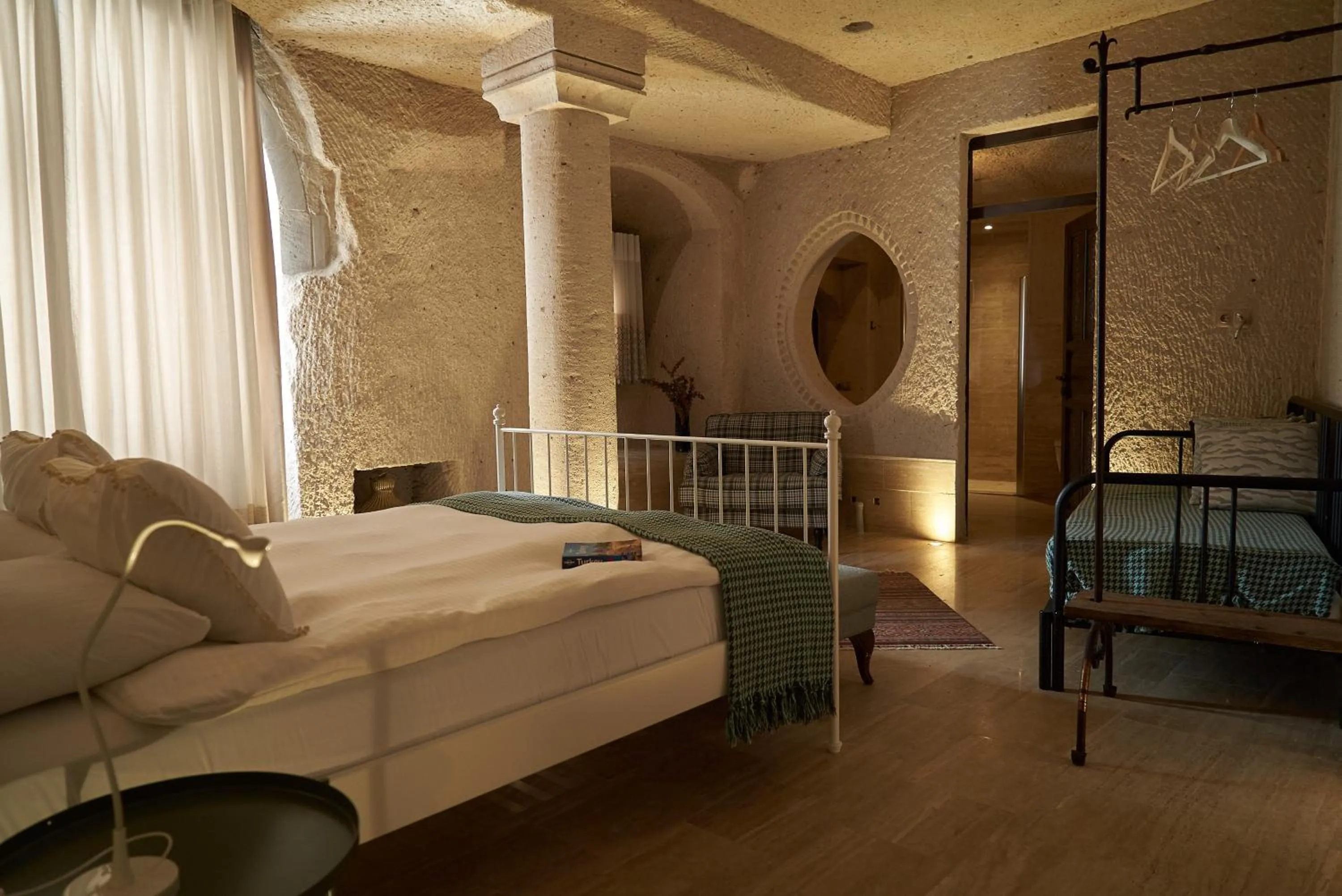 Photo of the whole room, Bed in Corner İn Cappadocia