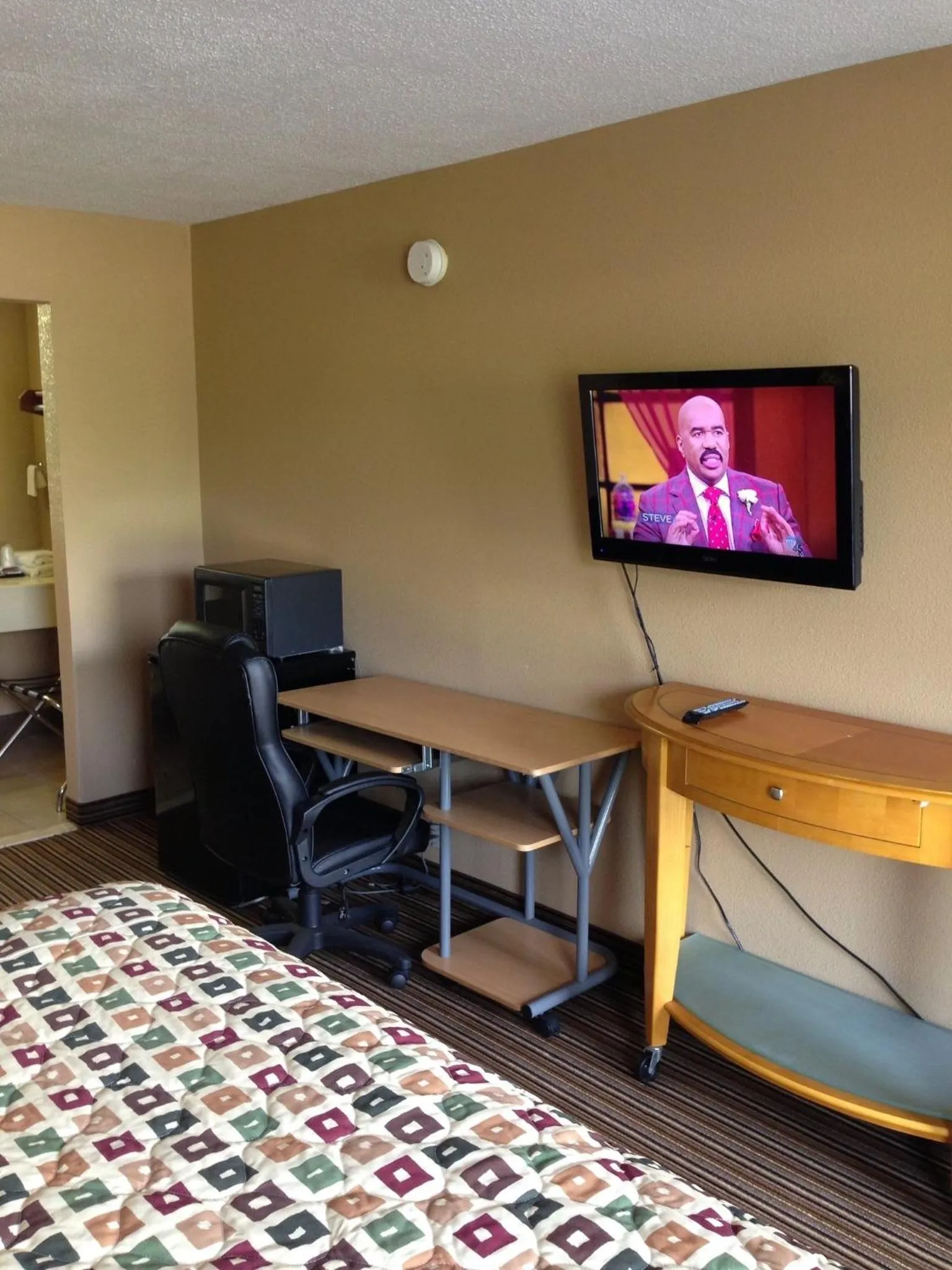 Photo of the whole room, TV/Entertainment Center in Country Inn Motel Vivian