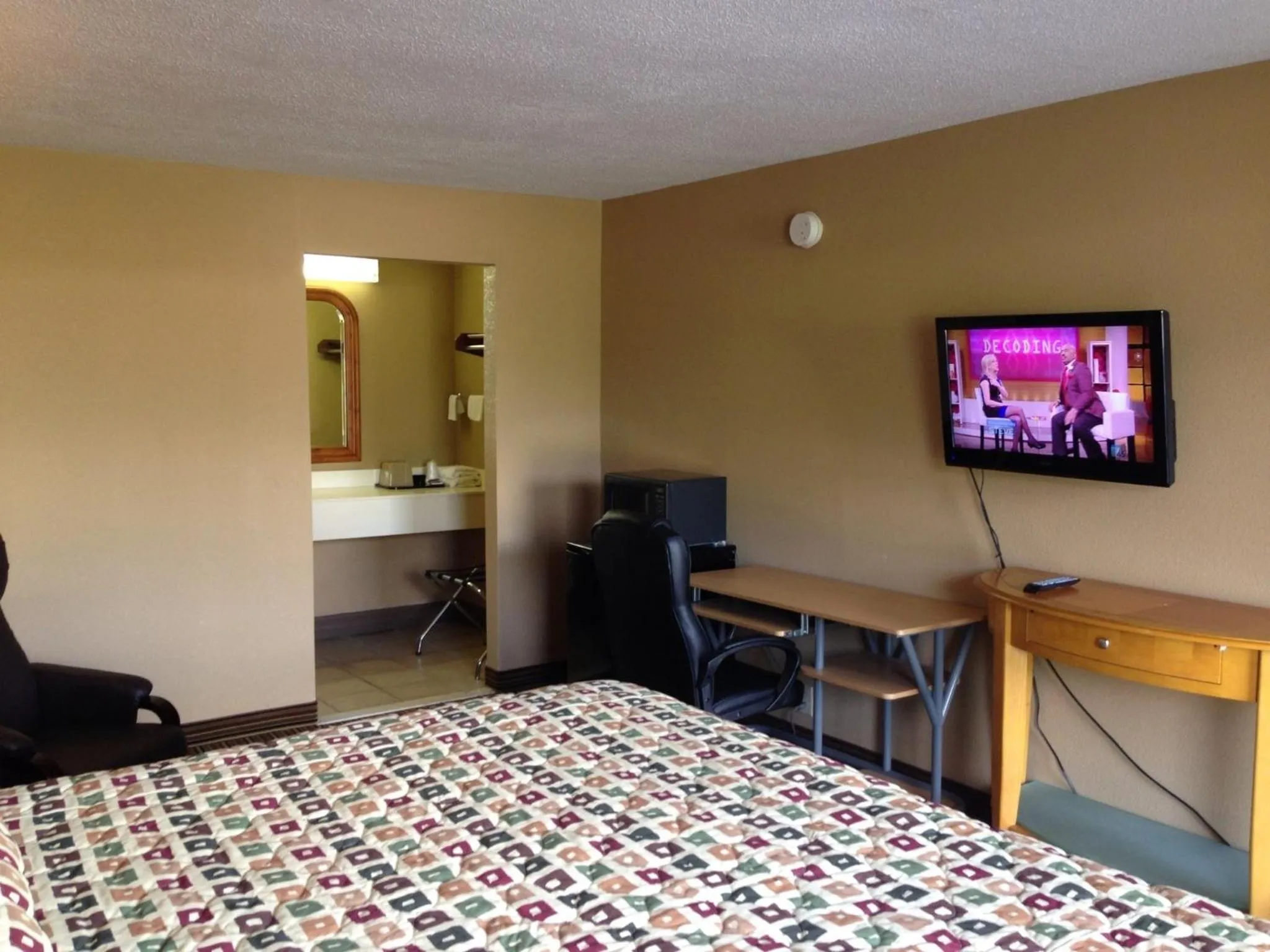 Photo of the whole room, TV/Entertainment Center in Country Inn Motel Vivian