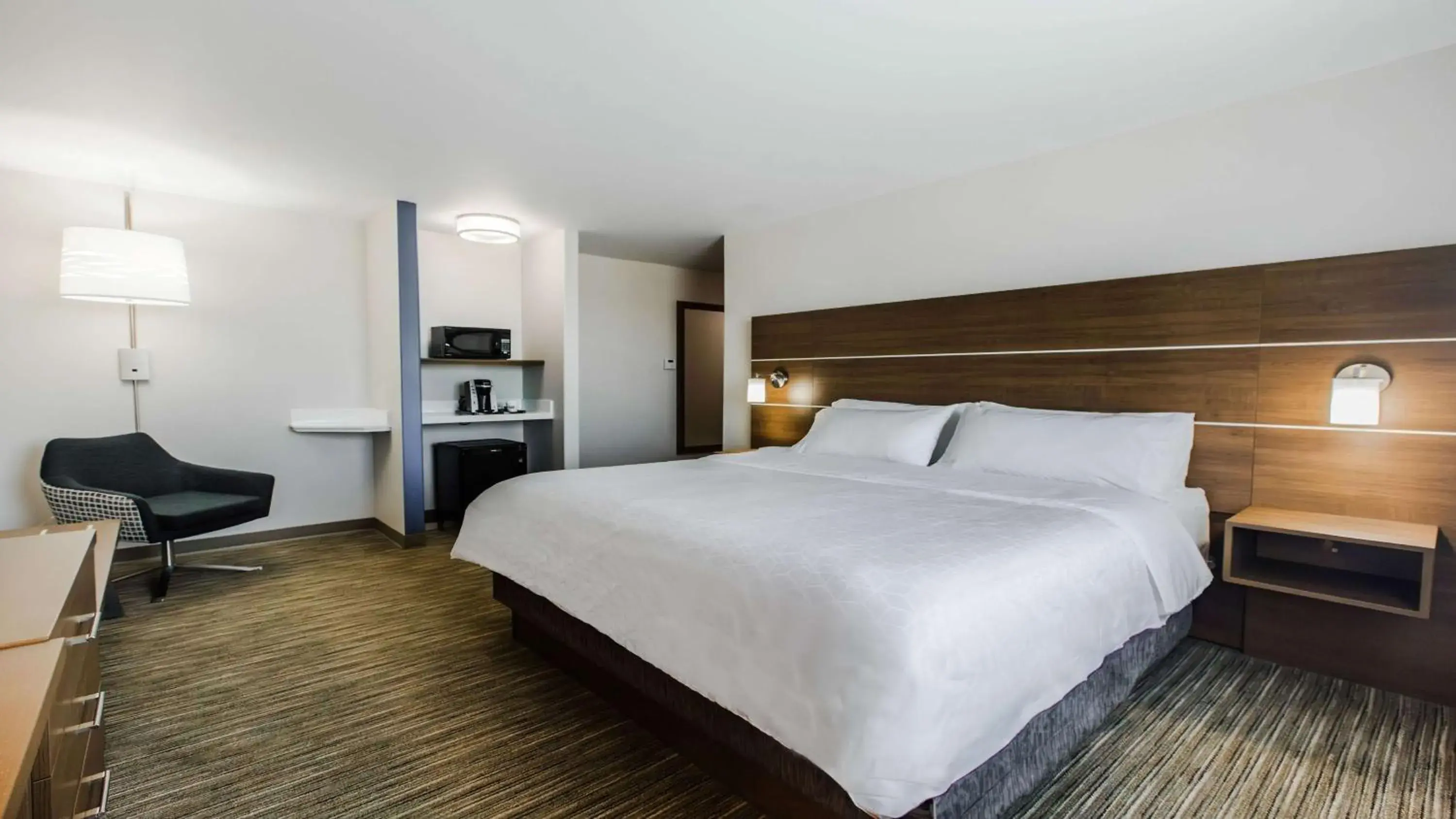 Standard King Room in Holiday Inn Express & Suites-Regina-South by IHG Standard King Room in Holiday Inn Express & Suites-Regina-South by IHG