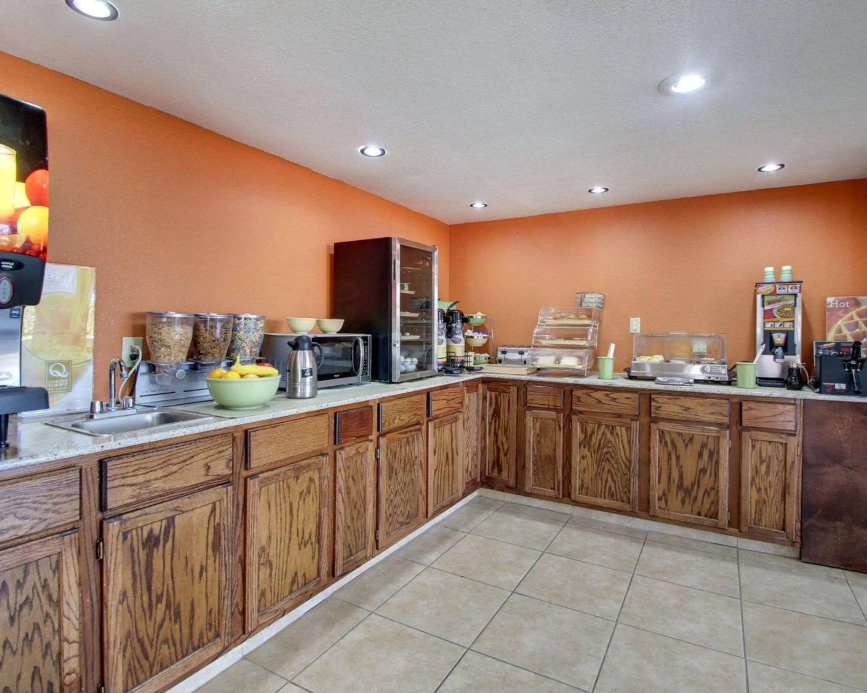 Restaurant/places to eat in Quality Inn